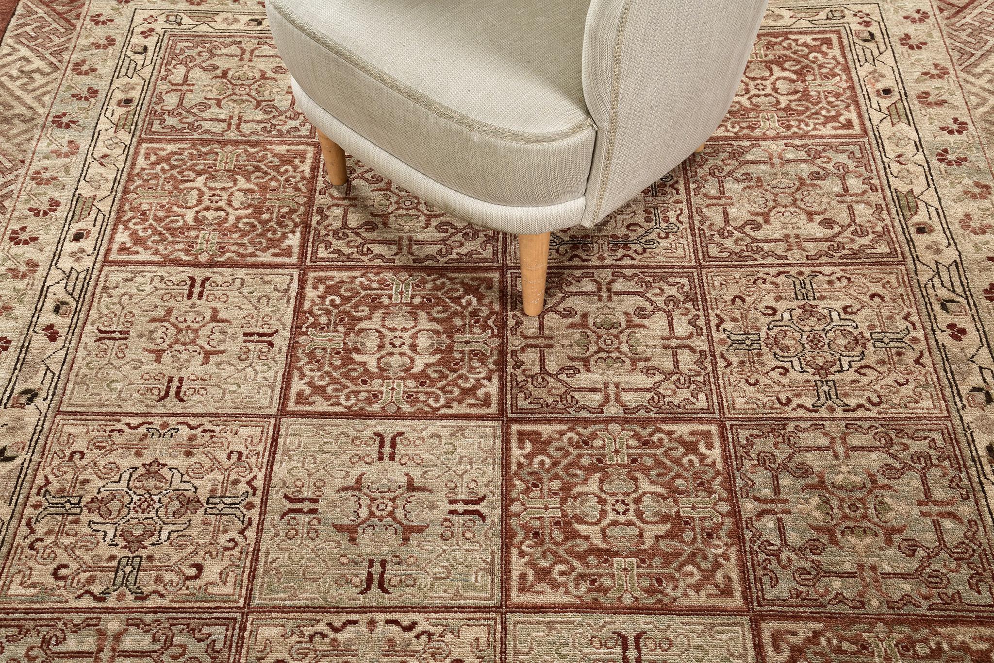 Doté d'un magnifique motif géométrique sur toute sa surface, ce tapis Khotan Panel revival est une pièce d'apparat saisissante. Fabriqué à partir de teinture naturelle, ce tapis présente un champ compartimenté en panneaux, avec une alternance de
