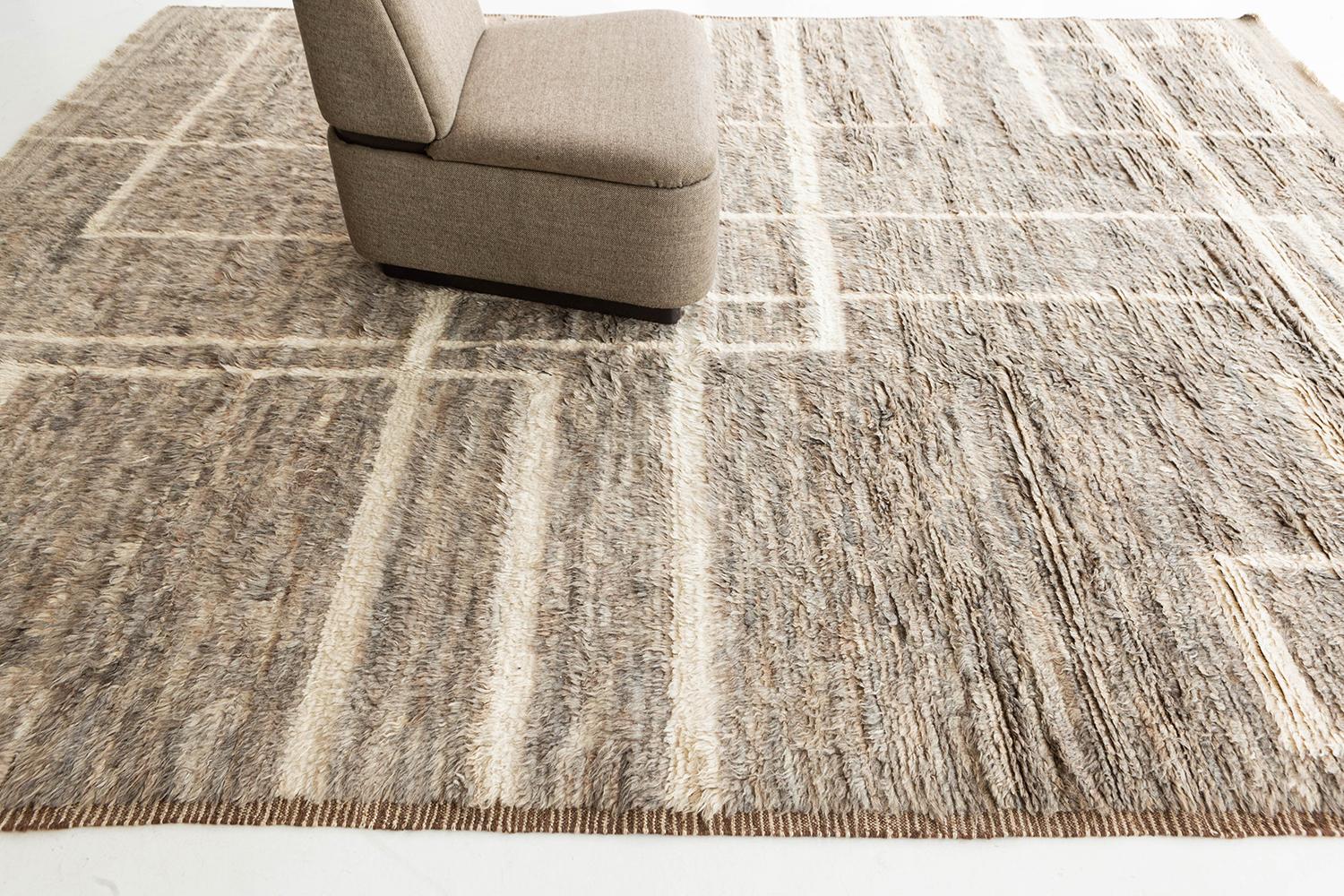 Un tappeto contemporaneo a tintura naturale di ispirazione marocchina della nostra collezione Atlas. Questo intreccio naturale di lana grigio-tortora è ornato da linee avorio intrecciate. Un bellissimo intreccio a pelo che valorizzerà qualsiasi