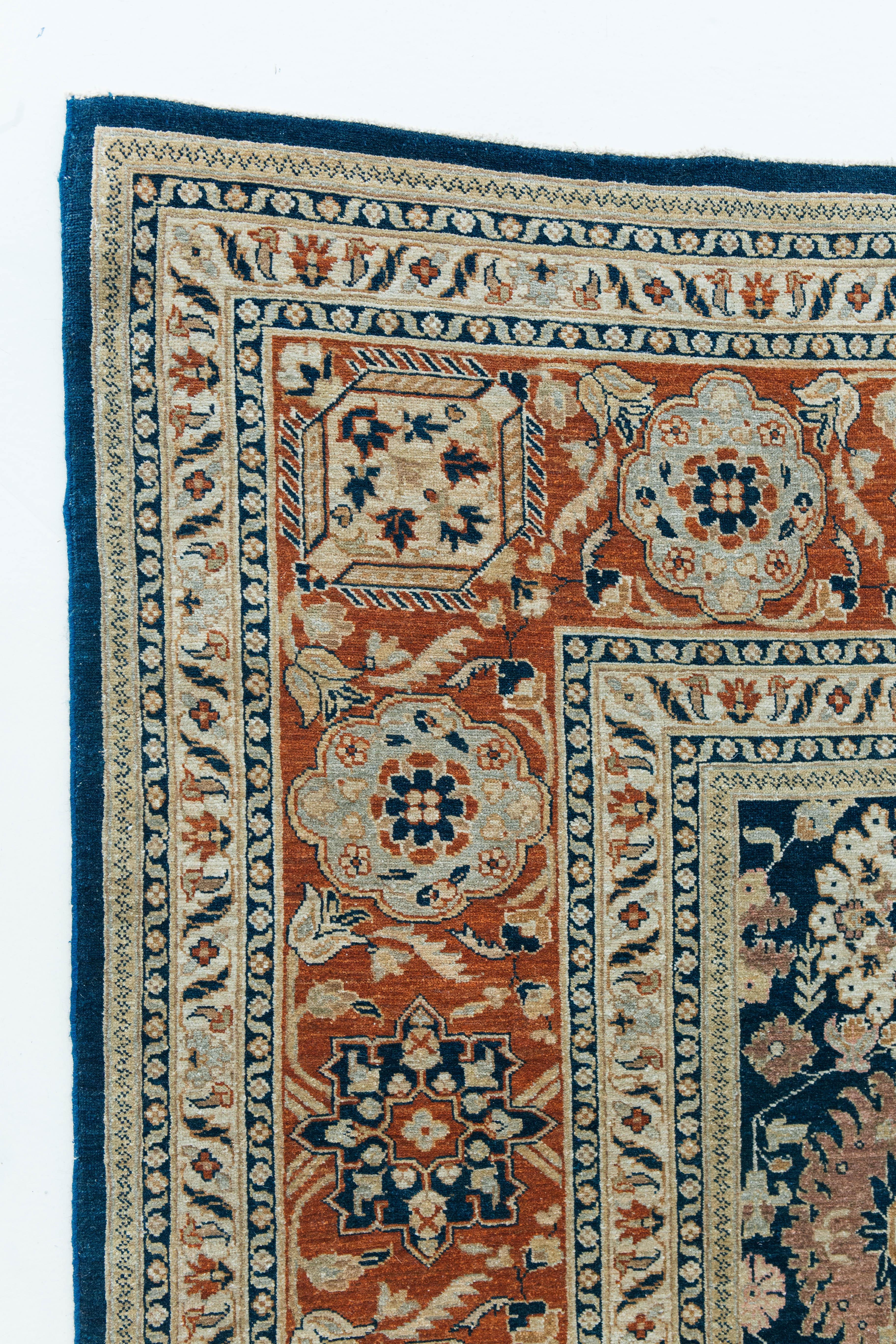 Un tappeto dettagliato in stile Sarouk Farahan a tintura naturale. Questa bellissima riproduzione comprende i motivi tradizionali del Sarouk Farahan e intrecci nei colori blu profondo, rosso e avorio. I Sarouk Farahan mostrano in genere densi