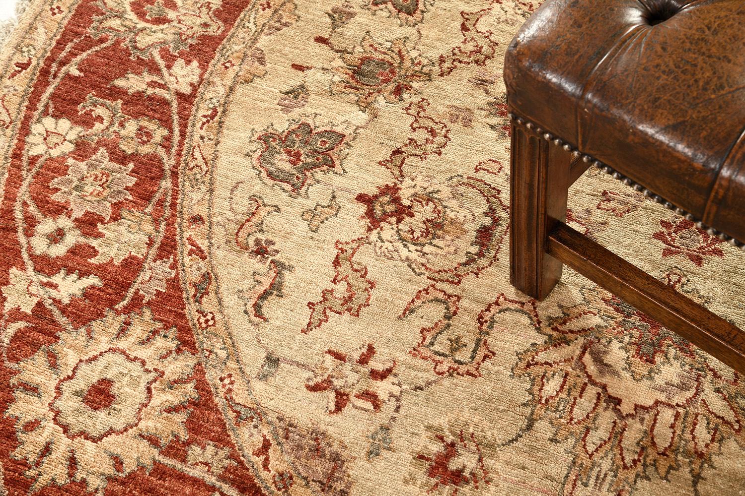 Bellissimi medaglioni e ornamenti floreali si esprimono attraverso abbellimenti dorati in campi fioriti e affascinanti di colore rosso polvere. I bordi sono splendidamente intrecciati a mano e creati con una tintura vegetale per formare un elegante