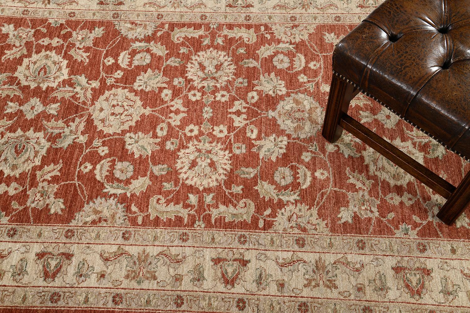 Serien von Medaillons und floralen Ornamenten spiegeln sich durch Goldverzierungen auf blühenden und leuchtend roten Feldern wider. Die Bordüren sind wunderschön von Hand gewebt, die aus einem pflanzlichen Farbstoff erstellt, um eine elegante