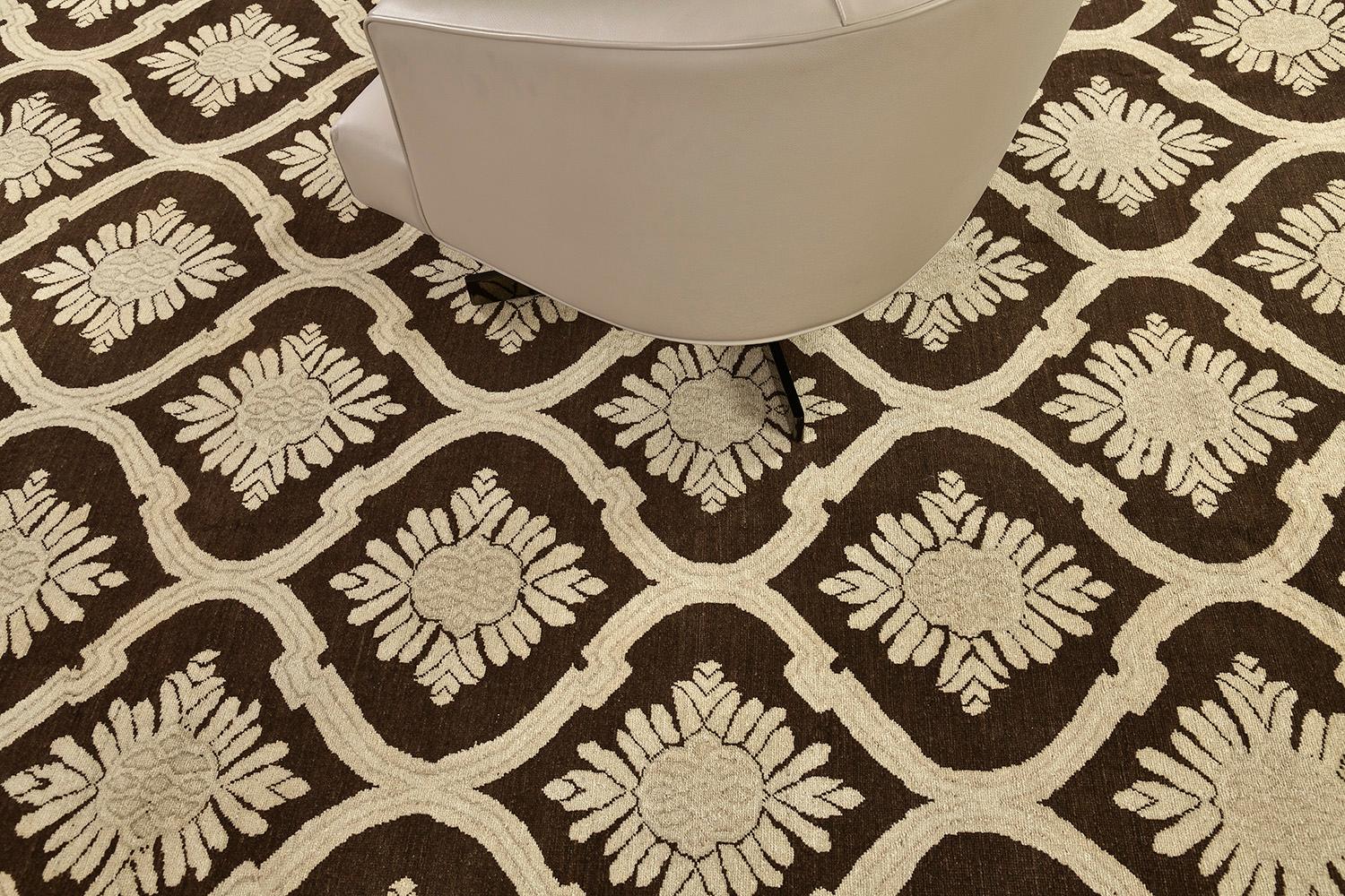 Plutôt orienté vers un thème royal, ce magnifique tapis au design transitionnel présente un motif élégant. Ce chef-d'œuvre est aligné les uns sur les autres en ce sens que les médaillons et les motifs de la technique du vase sont parfaitement