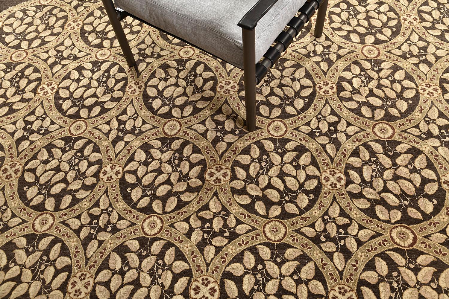 Fable a remarquablement incorporé un plein de magnifiques cyprès et des motifs persans traditionnels dans des tons neutres qui gardent la rondeur en formant un motif très distinctif. Ces ornements brillants sont conçus de manière à rendre le tapis