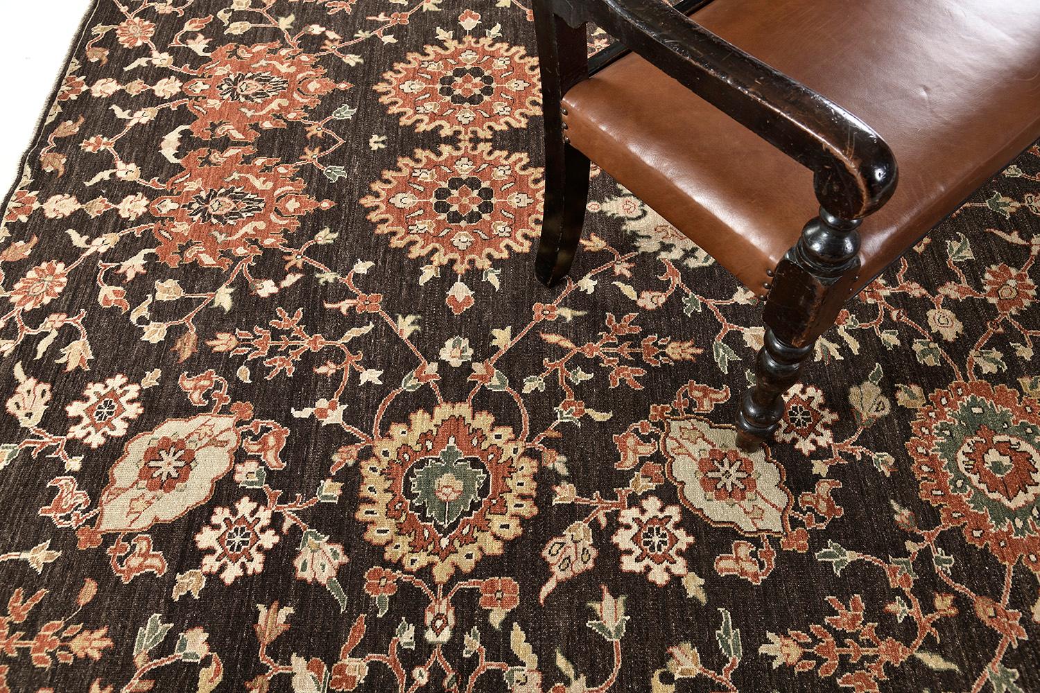 Un tapis enchanteur qui présente un design de transition qui s'harmonise avec les tons vibrants de l'automne. Les ornements floraux reconnaissables sont magnifiquement embellis, ce qui rend le tapis plus intéressant. Excellent pour votre intérieur