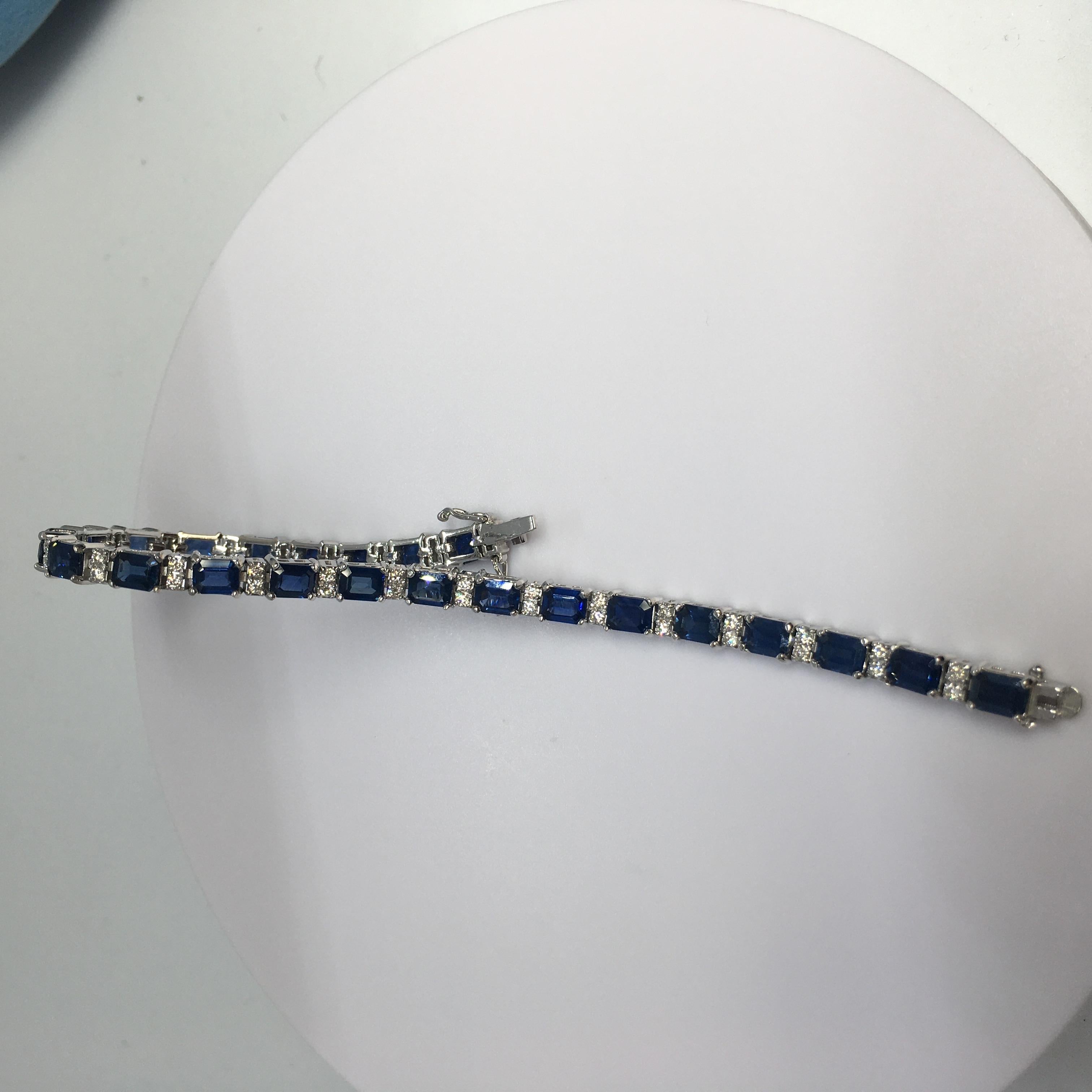 Natural Earth Mind Bracelet saphir bleu diamant or blanc 14K 

7.15 inch long 14K White Gold
Poids 15,4 grammes, double sécurité 
23 pièces de saphirs bleus naturels de taille émeraude mesurant 4 mm par 5,5 mm poids total de 10 carats 
46 diamants