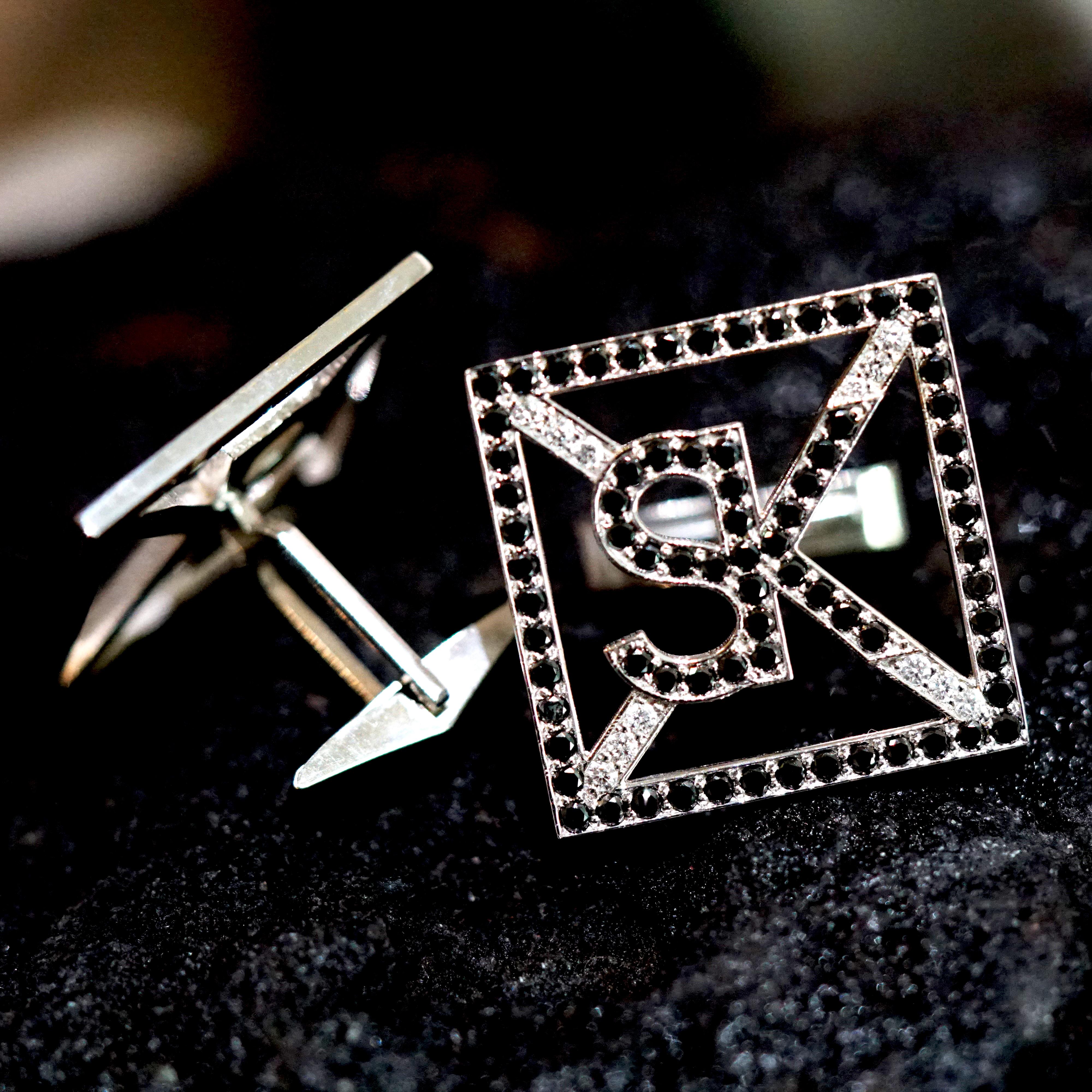 Diese luxuriösen Manschettenknöpfe mit Initialen sind mit einer Kombination aus schwarzen und weißen Naturdiamanten verziert und in 14 Karat Gold gefasst. Sie sind in Gelb-, Weiß- oder Roségold erhältlich und verleihen jedem formellen Look eine