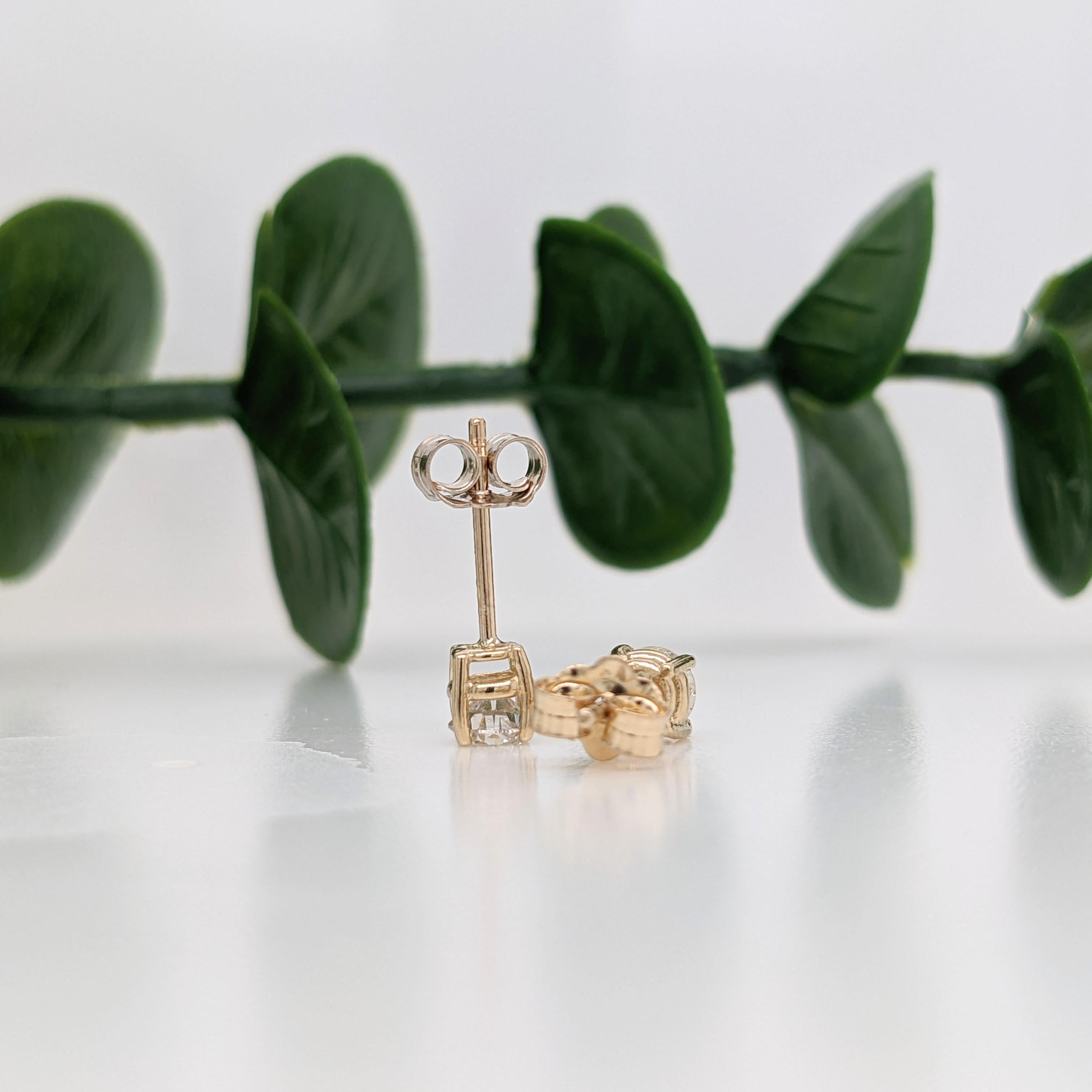 Solitär-Ohrstecker aus massivem 14K Gold, natürlicher, erdfarbener, gemaserter, weißer Diamant, rund, 4 mm im Zustand „Neu“ im Angebot in Columbus, OH