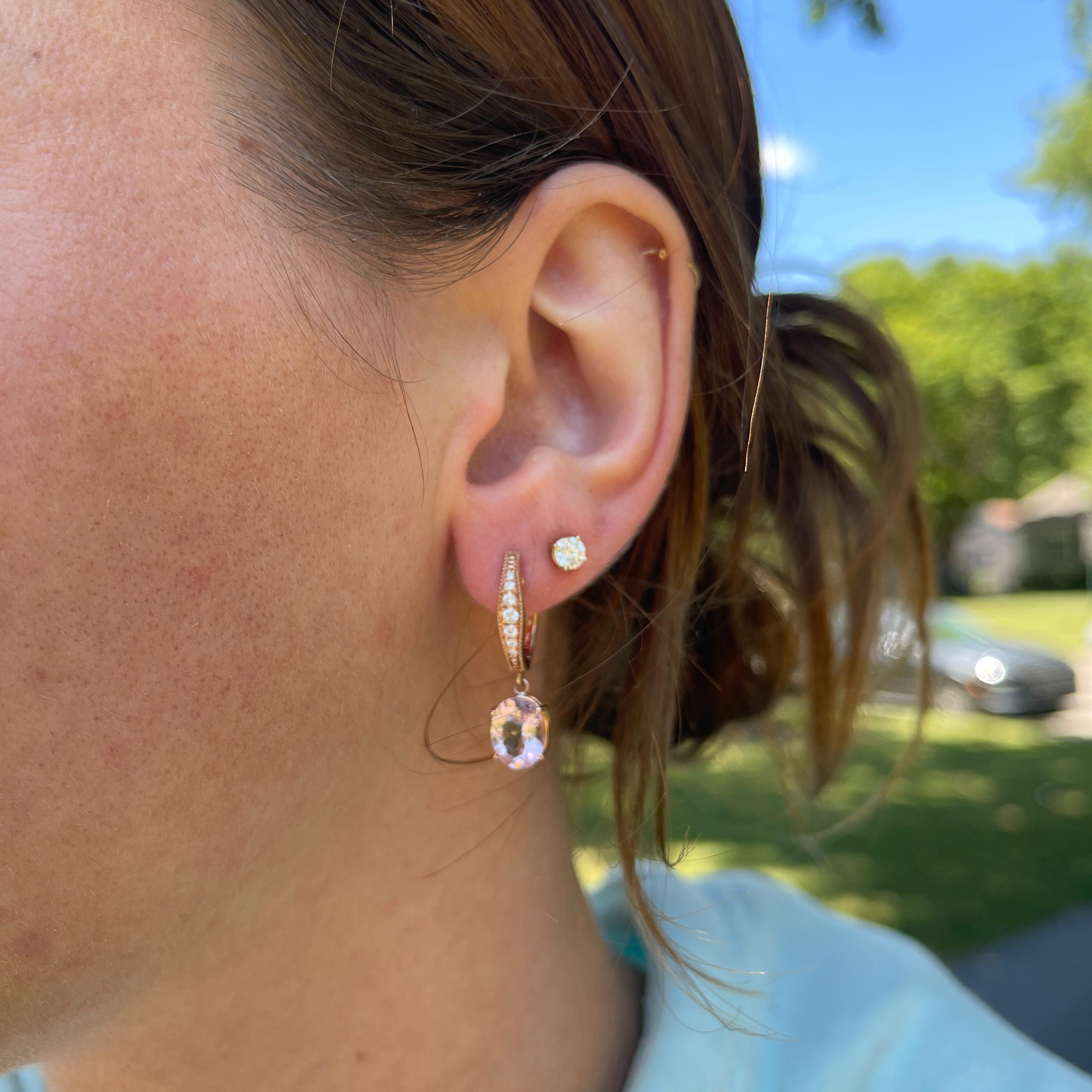 Solitär-Ohrstecker aus massivem 14K Gold, natürlicher, erdfarbener, gemaserter, weißer Diamant, rund, 4 mm im Angebot 1