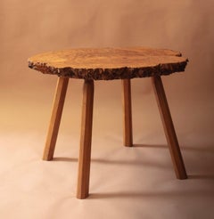 Table en loupe d'orme à bord naturel. Français des années 1950