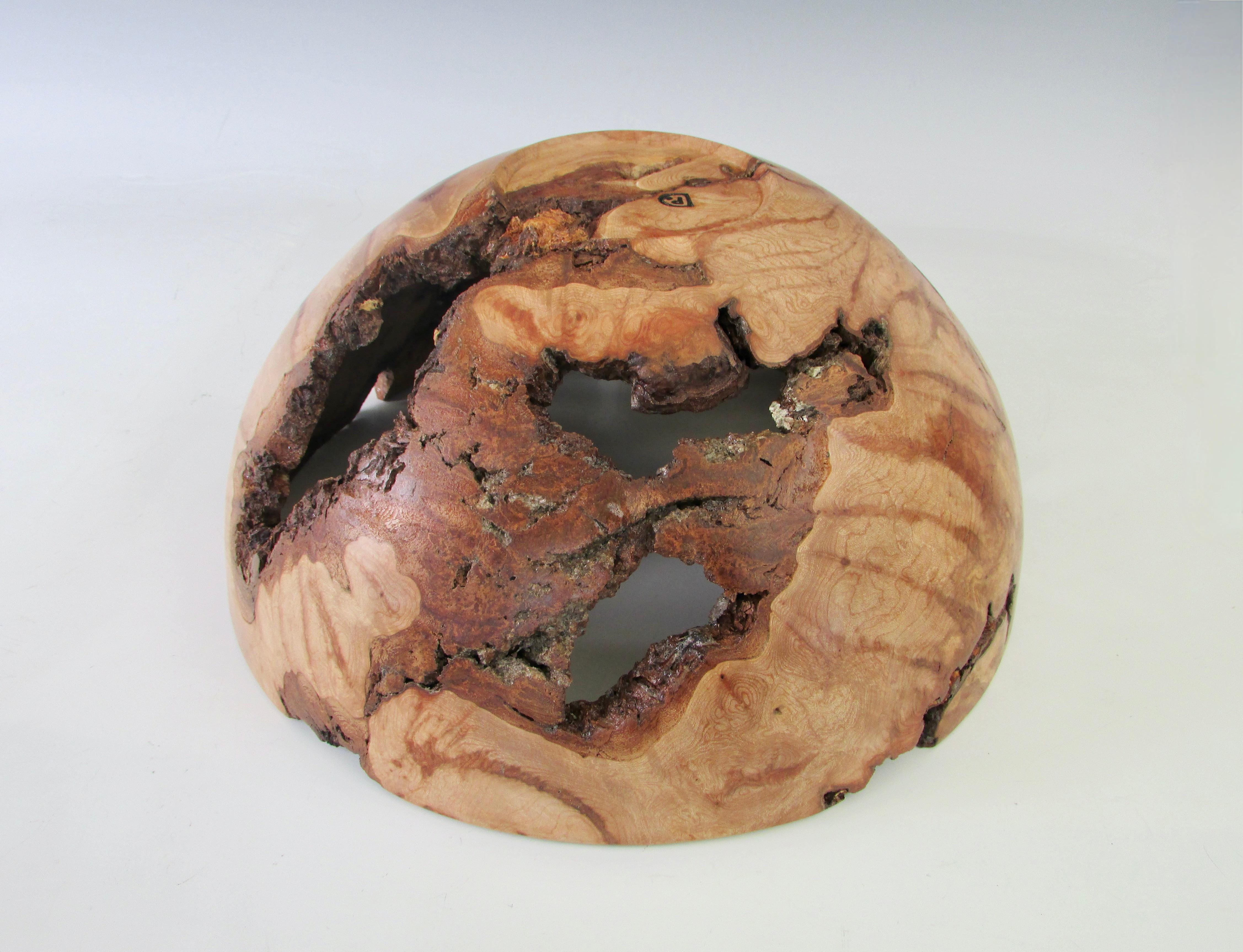 Cuenco de madera torneada con borde natural siglo XX en venta