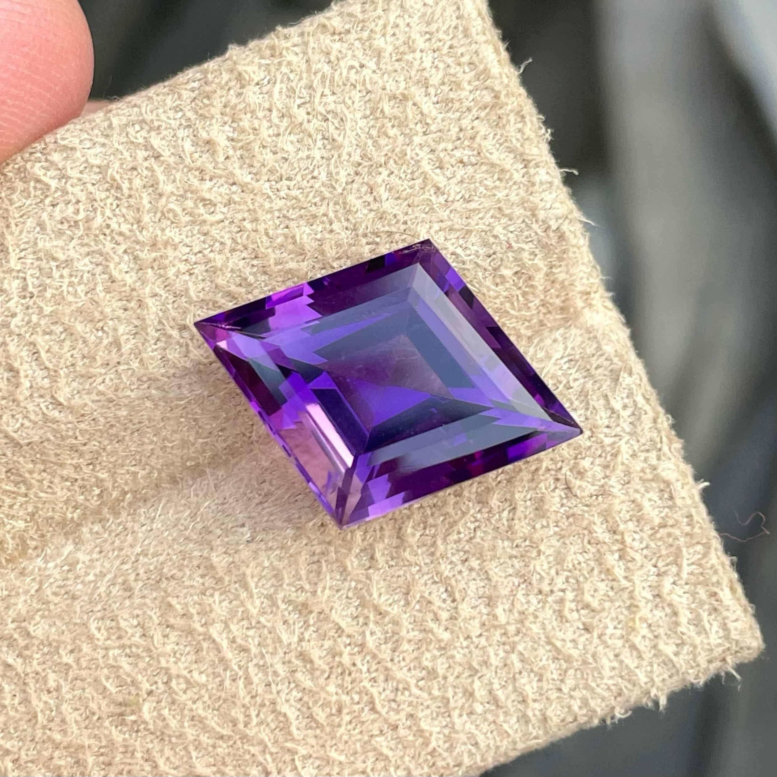 Natürlicher elektrischer lila Amethyst, zum Verkauf, natürlicher loser Edelstein von hoher Qualität, lupenreine Reinheit, Drachenform, 10,45 Karat loser Amethyst aus Brasilien.

Informationen zum Produkt:
EDELSTEIN-TYP	Natürlicher elektrischer lila