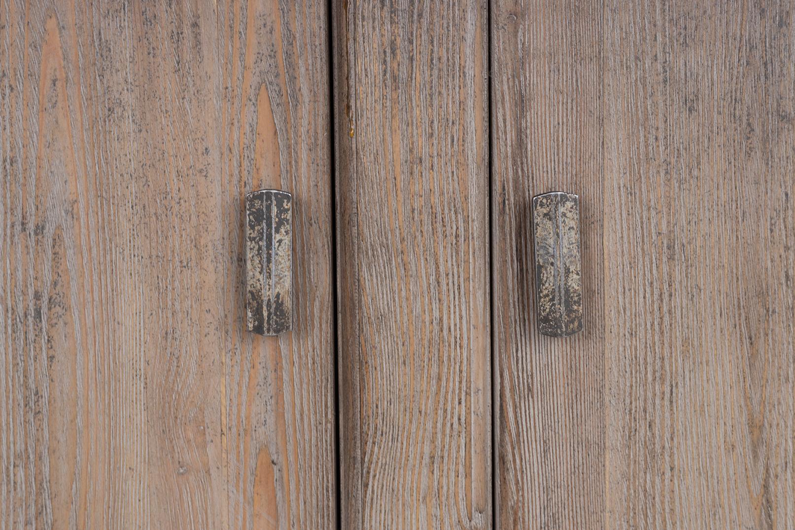 Legno Server a quattro ante in olmo naturale con vernice originale patinata in vendita