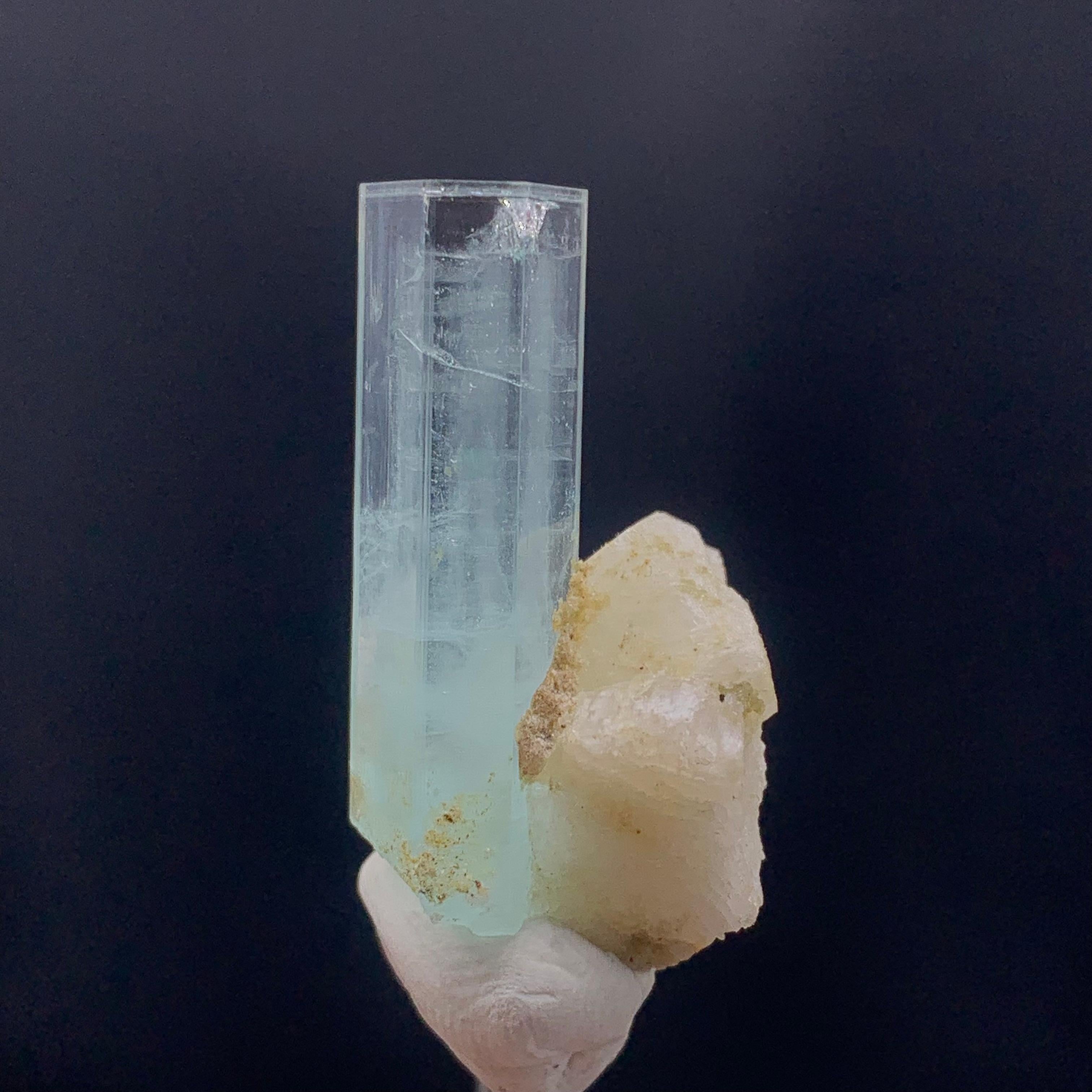 Natural Elongated Aquamarine Specimen on Matrix Mother Rock 11.83 Gram In Good Condition For Sale In Peshawar, PK