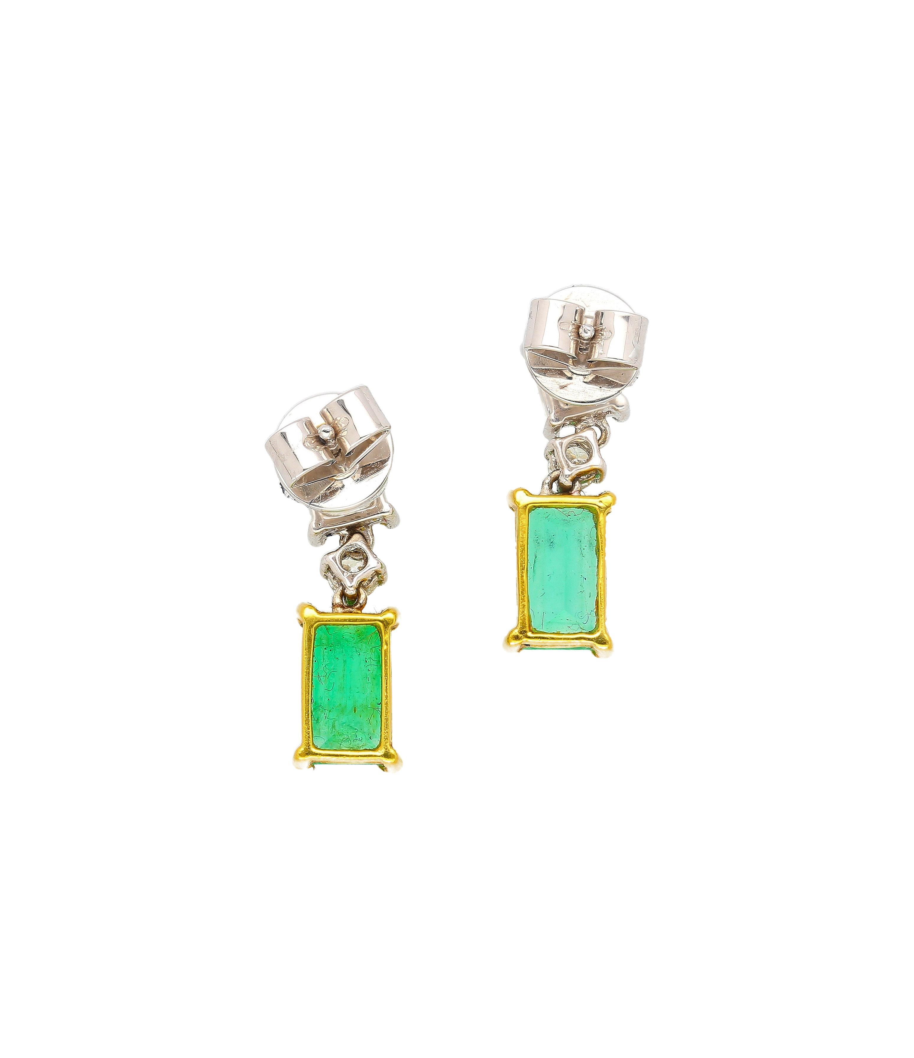 18k white and yellow gold dangle drop earrings. Centering 2 elongated emerald cut natural emeralds of 2.67 carats total. Complemented by 2 princess cut diamond tops mounted level to the closure that set directly on the earlobe.

These drop earrings