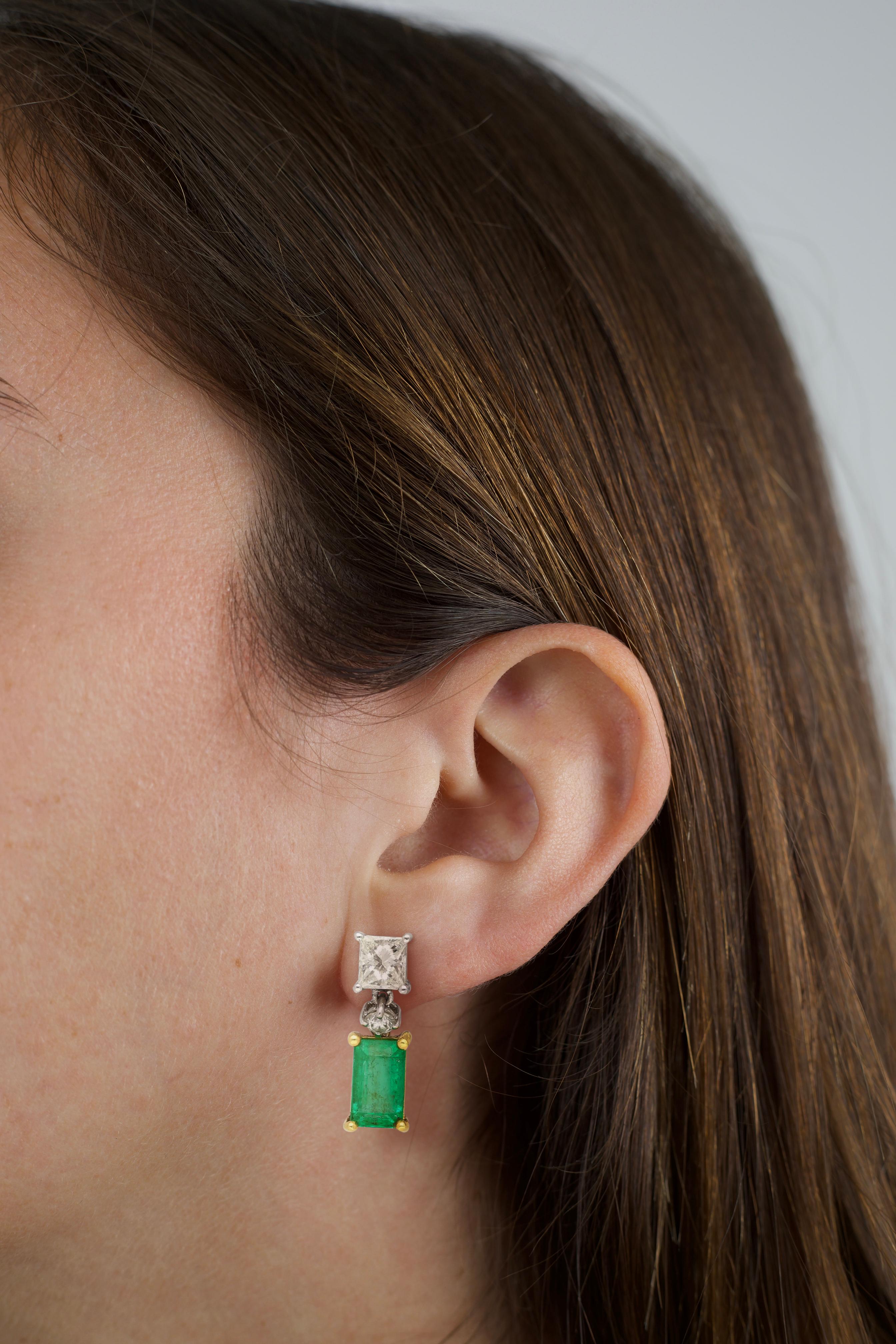 Natürliche längliche Smaragd- und Diamant-Tropfen-Ohrringe aus 18 Karat Gold im Angebot 1