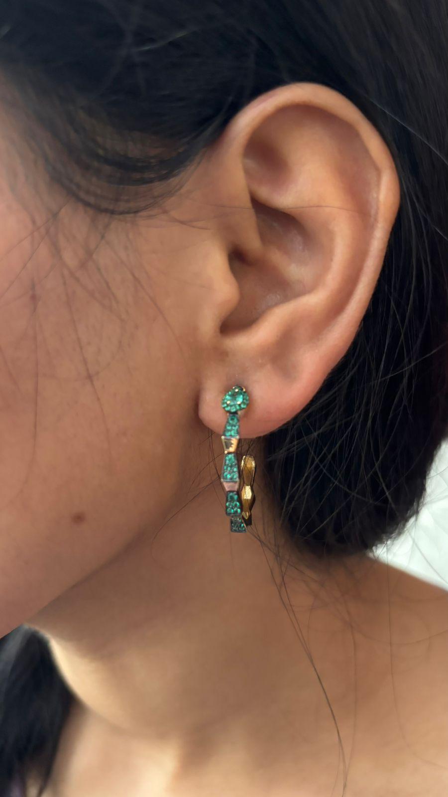Naturale  Orecchino con smeraldo da 0,81cts in oro 18k in vendita 1