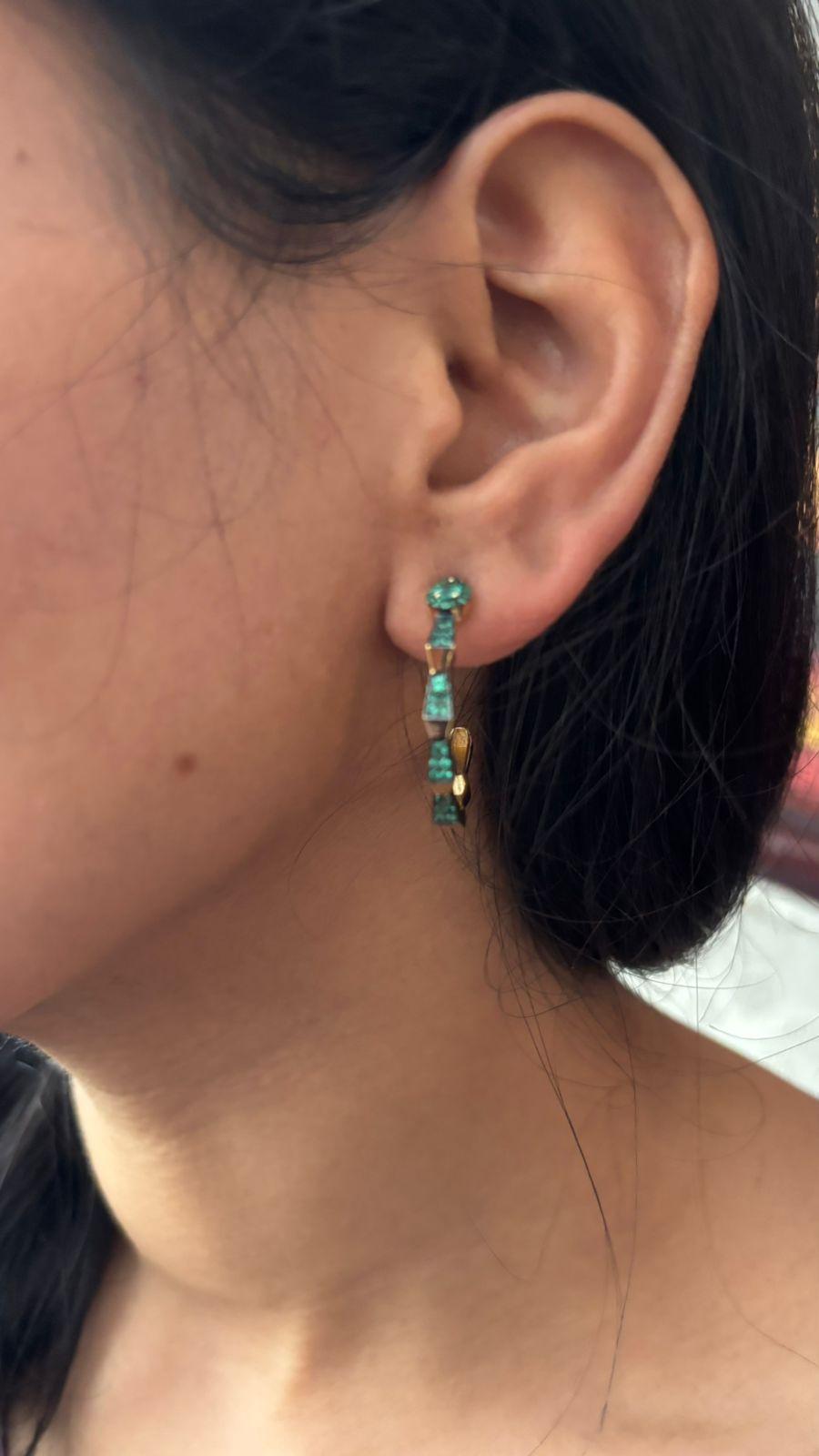 Naturale  Orecchino con smeraldo da 0,81cts in oro 18k in vendita 2