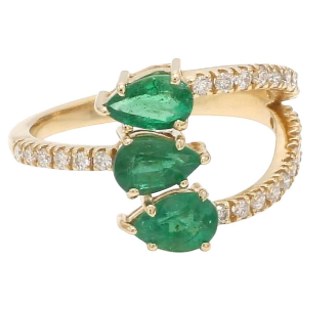 Ring aus 14-karätigem Gold mit Smaragd und Diamant im Birnenschliff, 1,12 ct und 0,25 ct