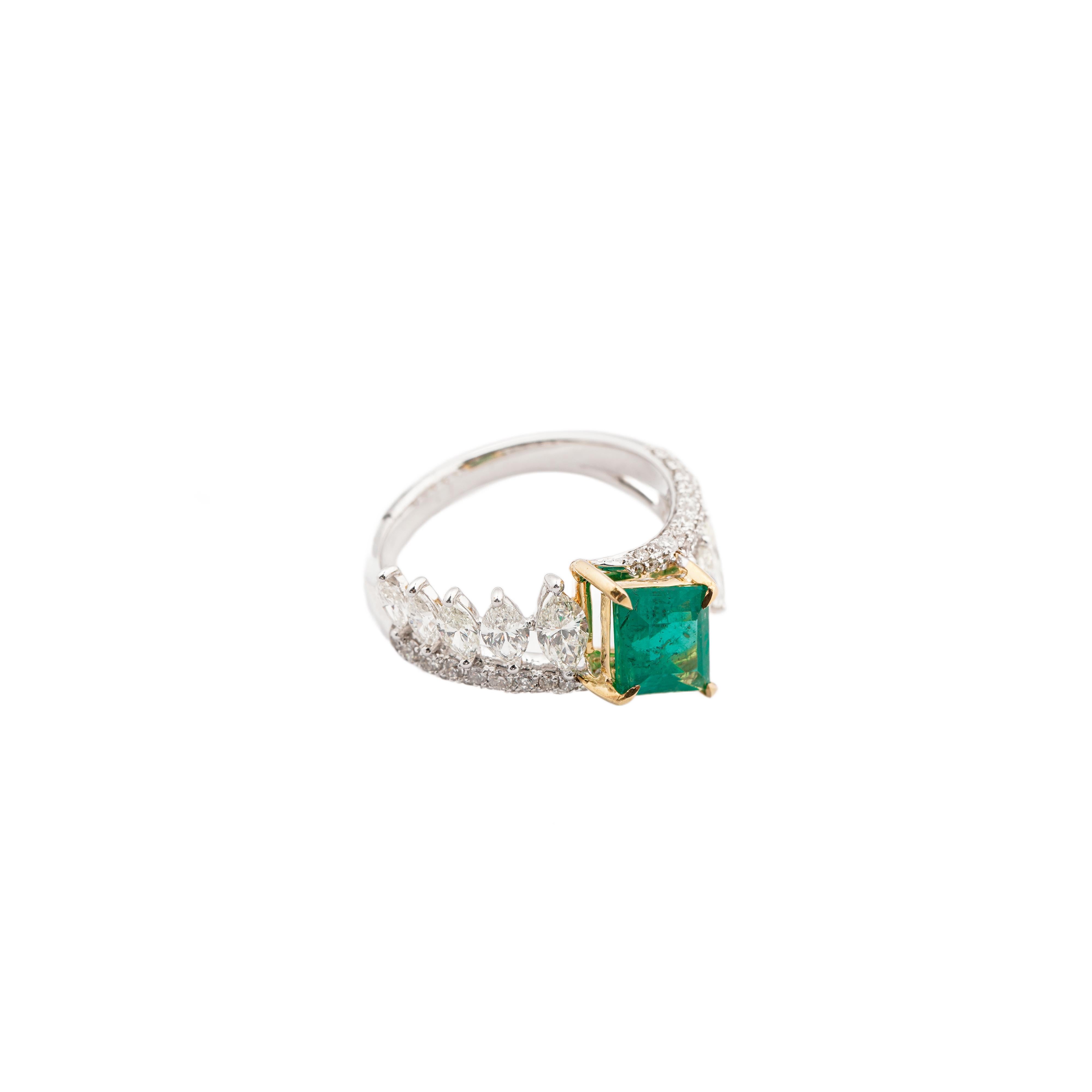Für die Freigabe der Sendung müssen Sie keine Steuern zahlen. Wir übernehmen die Steuer und die Versandkosten.

Dieser atemberaubende, von einem Designer gefertigte Ring ist aus 18-karätigem Gold gefertigt und zeigt einen EMERALD in einem Halo aus