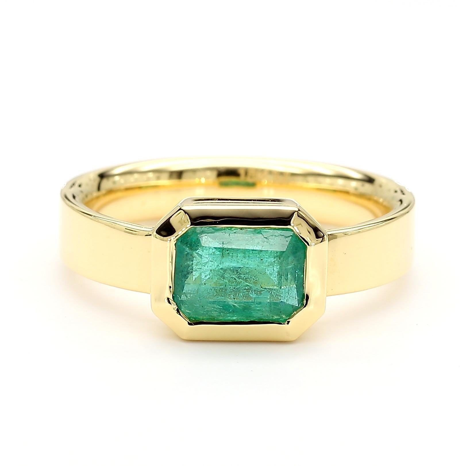 Contemporaneo Natural Emerald 1.41 Carat TW Yellow Gold Cocktail Ring in vendita