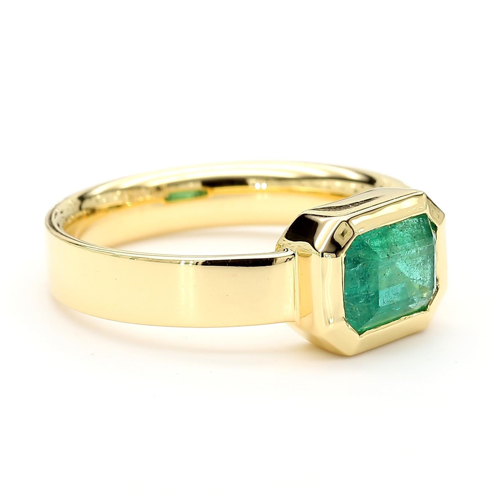 Taglio smeraldo Natural Emerald 1.41 Carat TW Yellow Gold Cocktail Ring in vendita