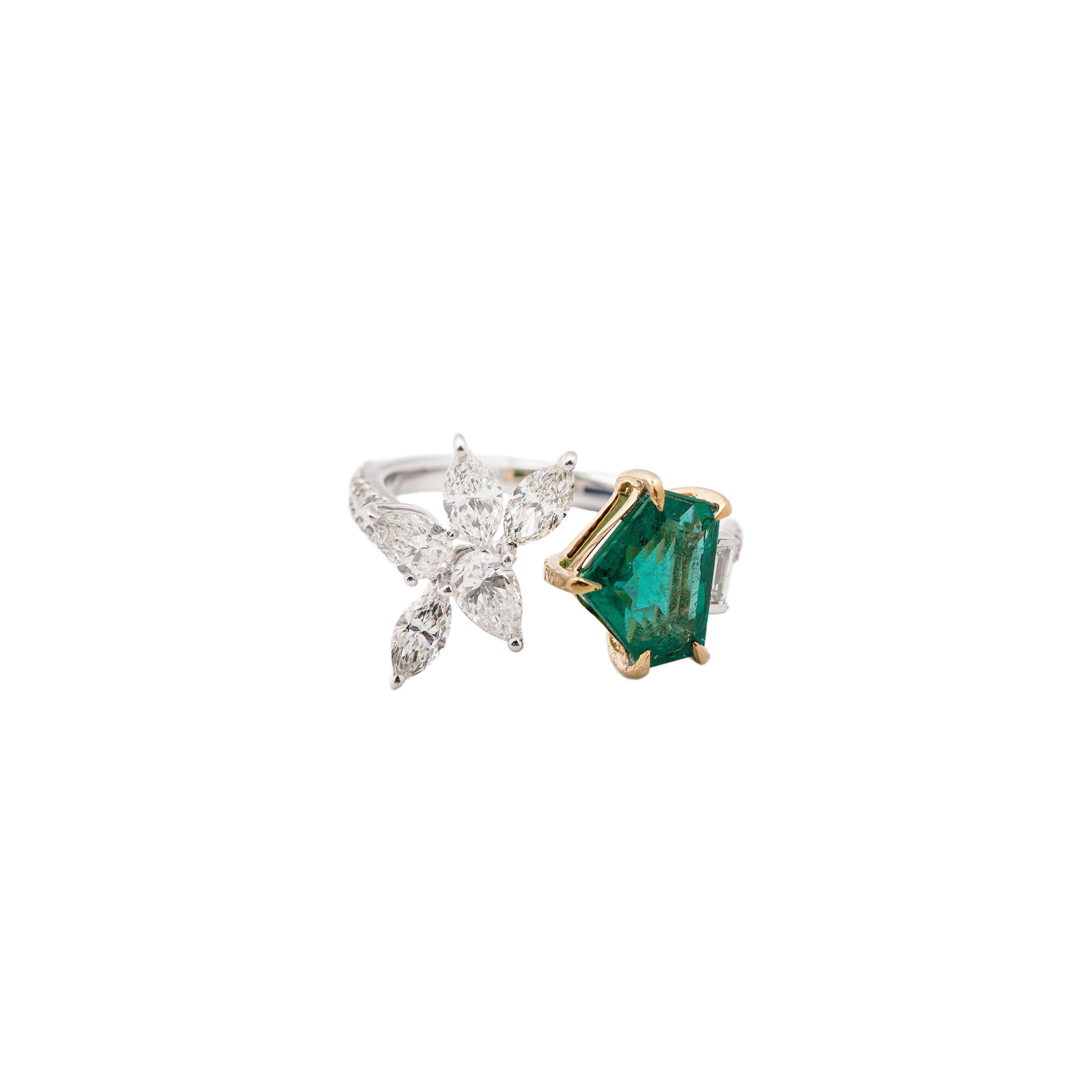 Für die Freigabe der Sendung müssen Sie keine Steuern zahlen. Wir übernehmen die Steuer und die Versandkosten.

Dieser atemberaubende, von einem Designer gefertigte Ring ist aus 18-karätigem Gold gefertigt und zeigt einen EMERALD in einem Halo aus