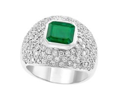 Anillo con esmeralda de 3 quilates y diamantes de 2,5 quilates en oro blanco de 18k