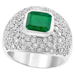 Anillo con esmeralda de 3 quilates y diamantes de 2,5 quilates en oro blanco de 18k
