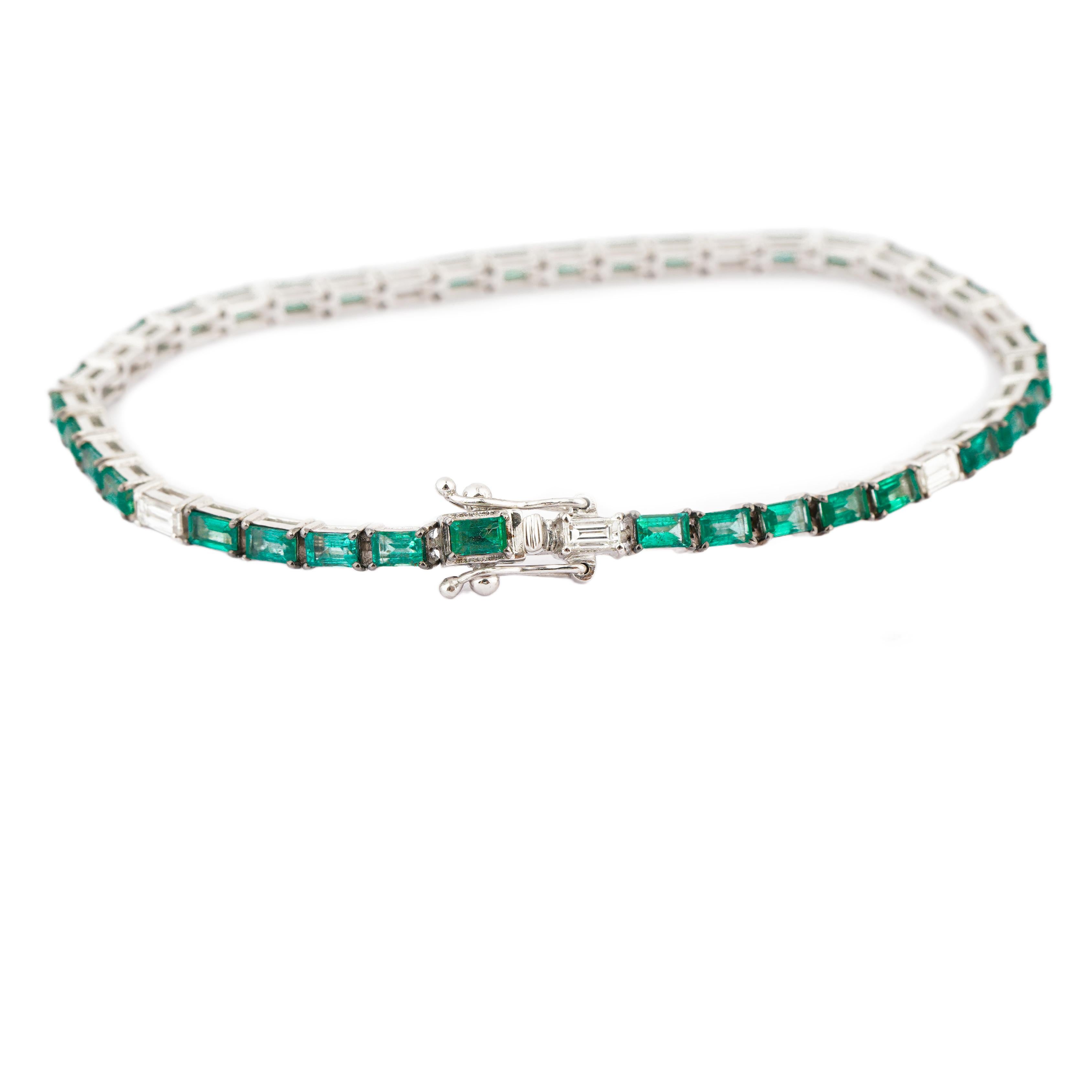 Taille émeraude Bracelet en or 18k, émeraude naturelle 3,47cts, diamant 0,63cts en vente