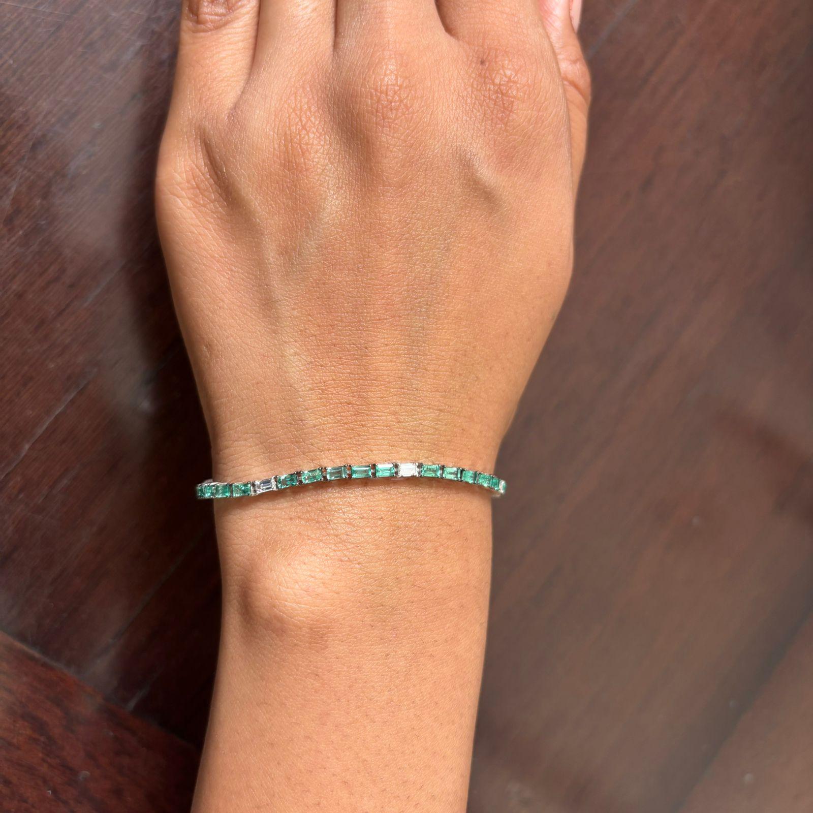 Bracelet en or 18k, émeraude naturelle 3,47cts, diamant 0,63cts Neuf - En vente à jaipur, IN