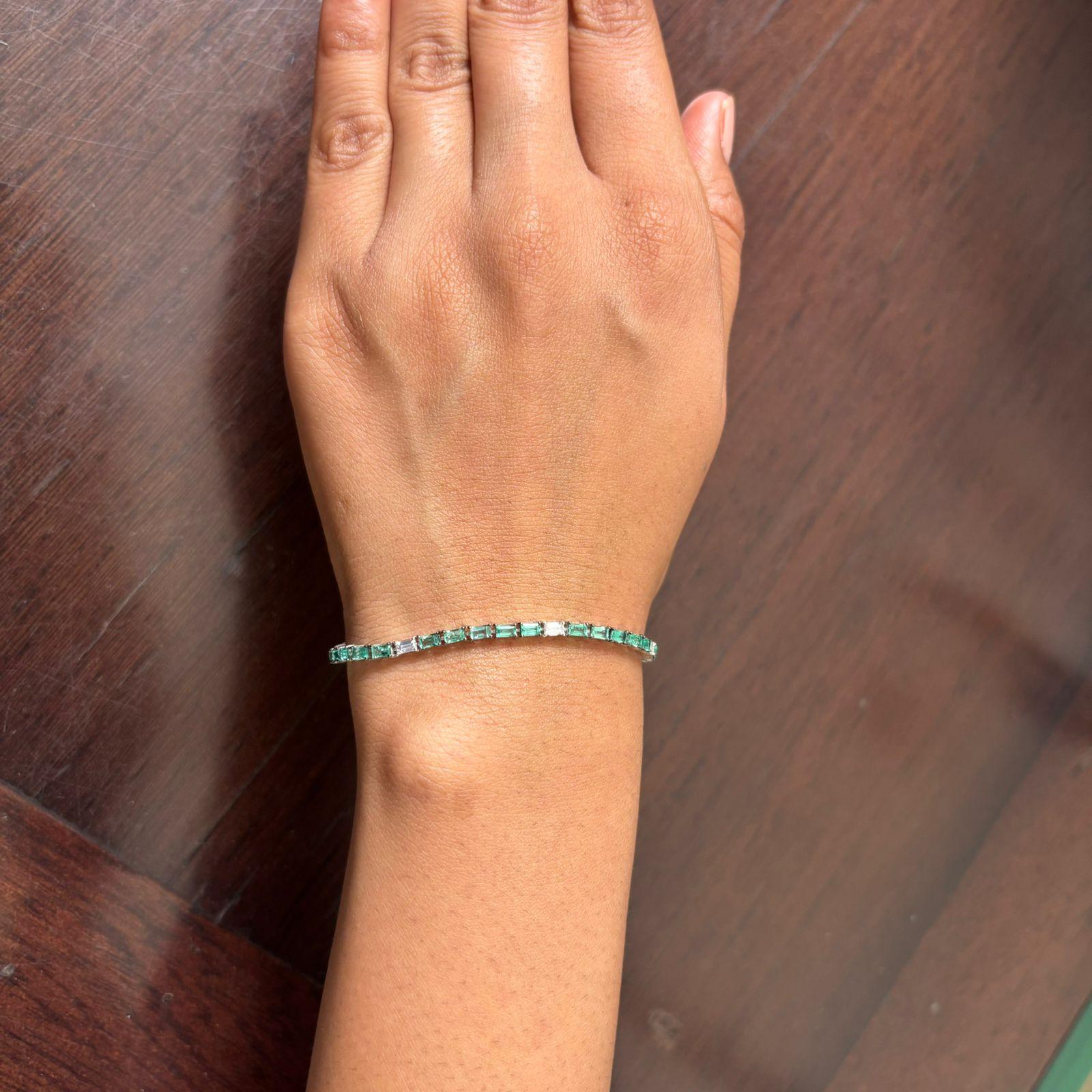 De las mujeres Pulsera de esmeralda natural de 3,47cts y diamante de 0,63cts en oro de 18k en venta