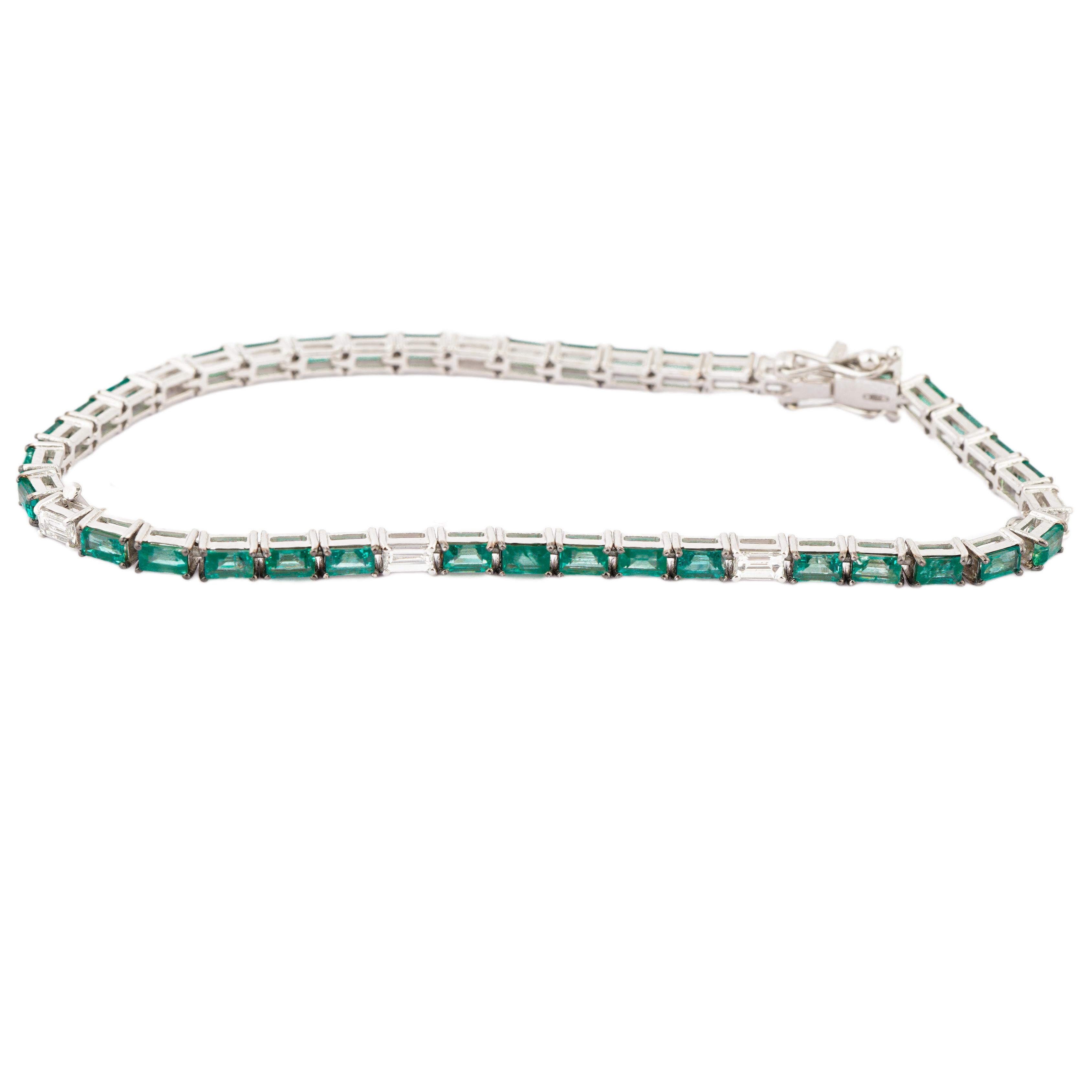 Bracelet en or 18k, émeraude naturelle 3,47cts, diamant 0,63cts Pour femmes en vente