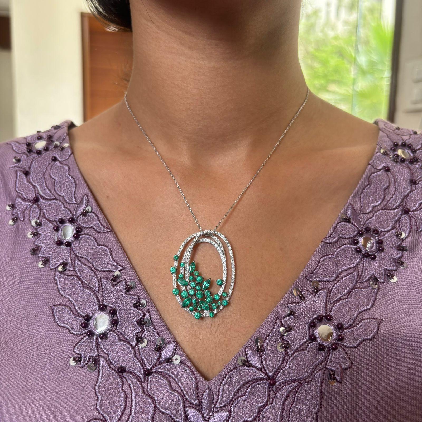Colgante de esmeralda natural de 3,53cts, diamante de 0,84cts en oro de 18k en Nuevo estado para la venta en jaipur, IN