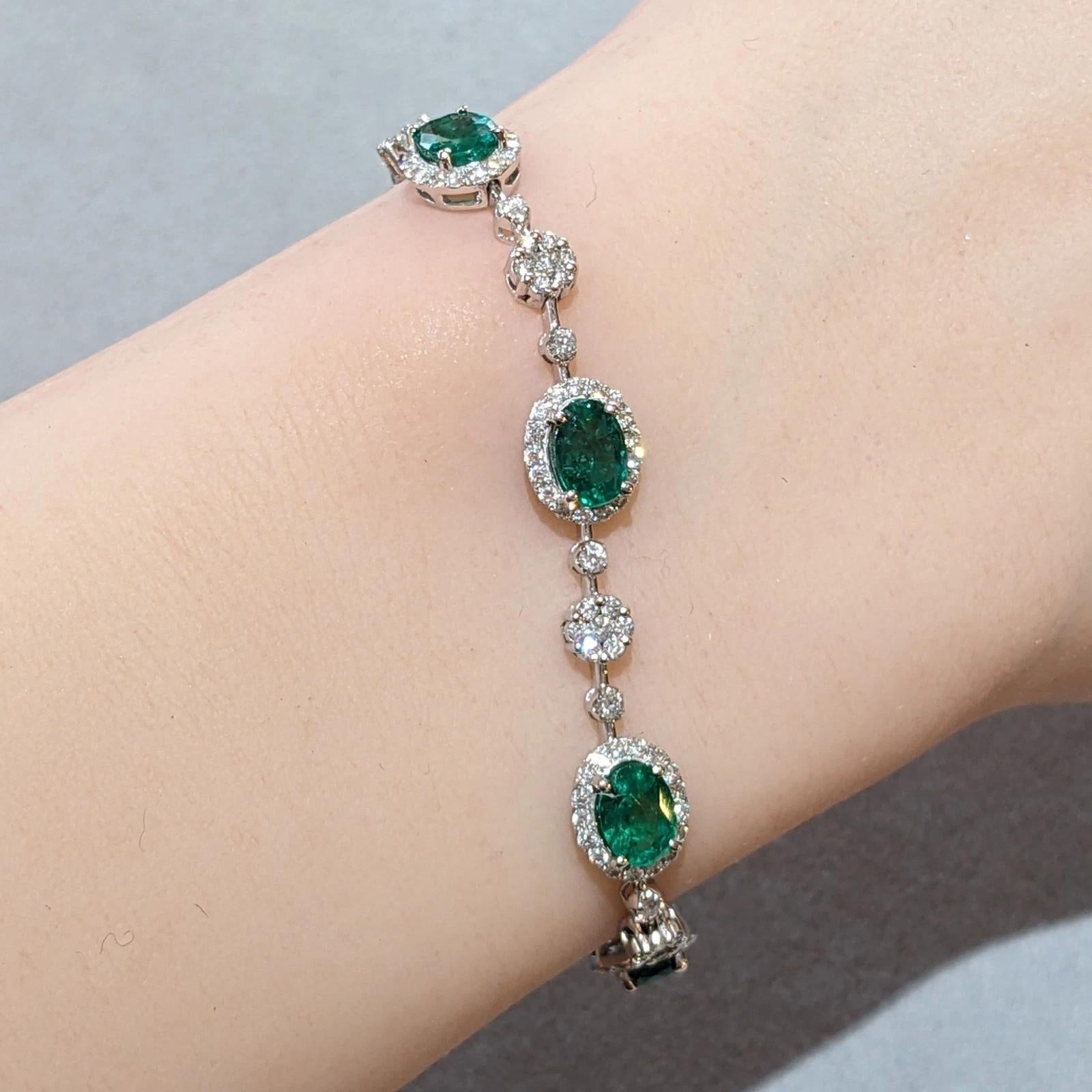 Natürlicher Smaragd und Diamant-Gliederarmband in 18k Weißgold 

Smaragd- und Diamantarmband mit 7 ovalen natürlichen Smaragden von insgesamt 5,39 Karat, umgeben von runden Brillanten und Diamantröschen in jedem Glied, gefasst in 18 Karat Weißgold.