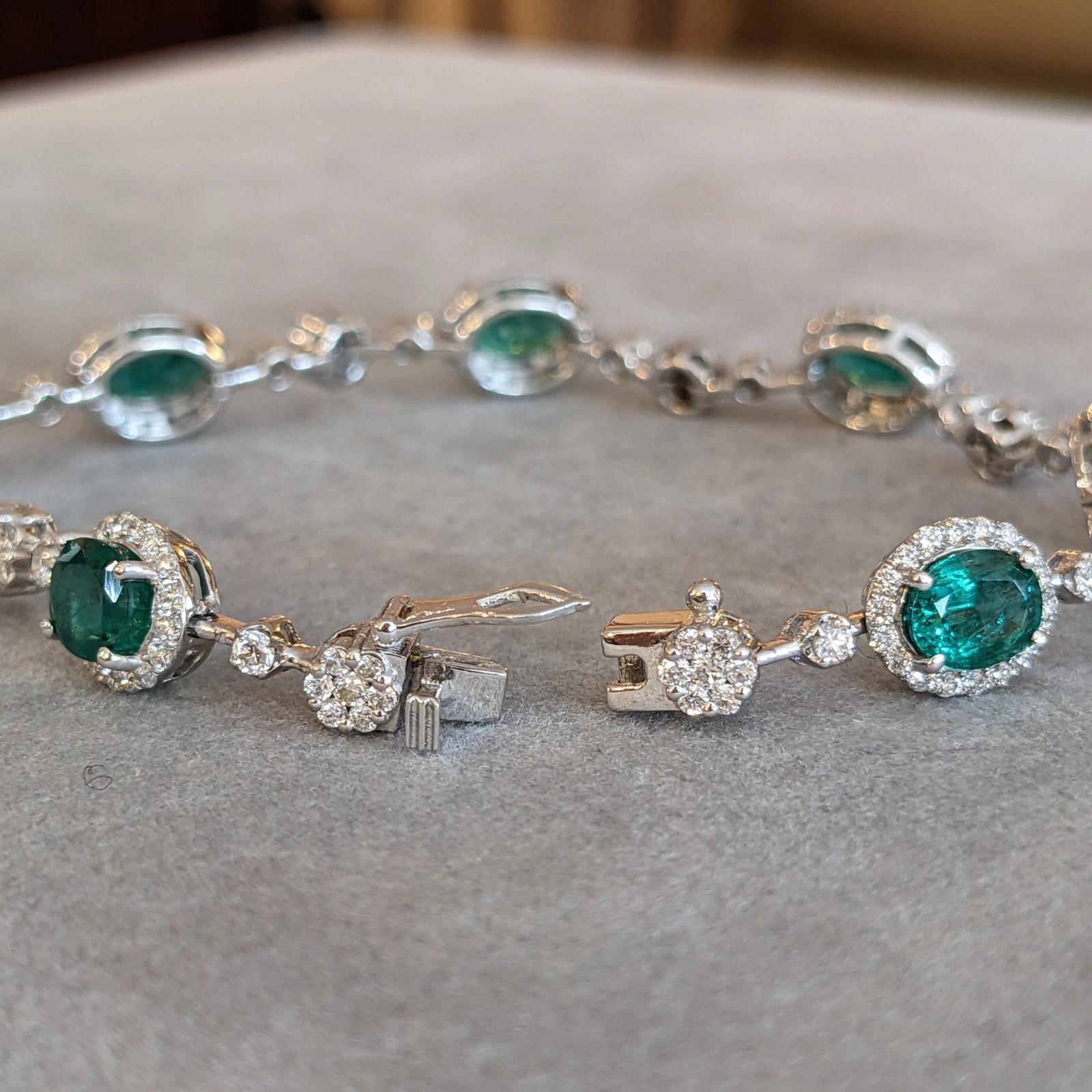 Natürlicher Smaragd 5,39 ct und Diamant A Link Armband in 18k Weißgold im Angebot 1