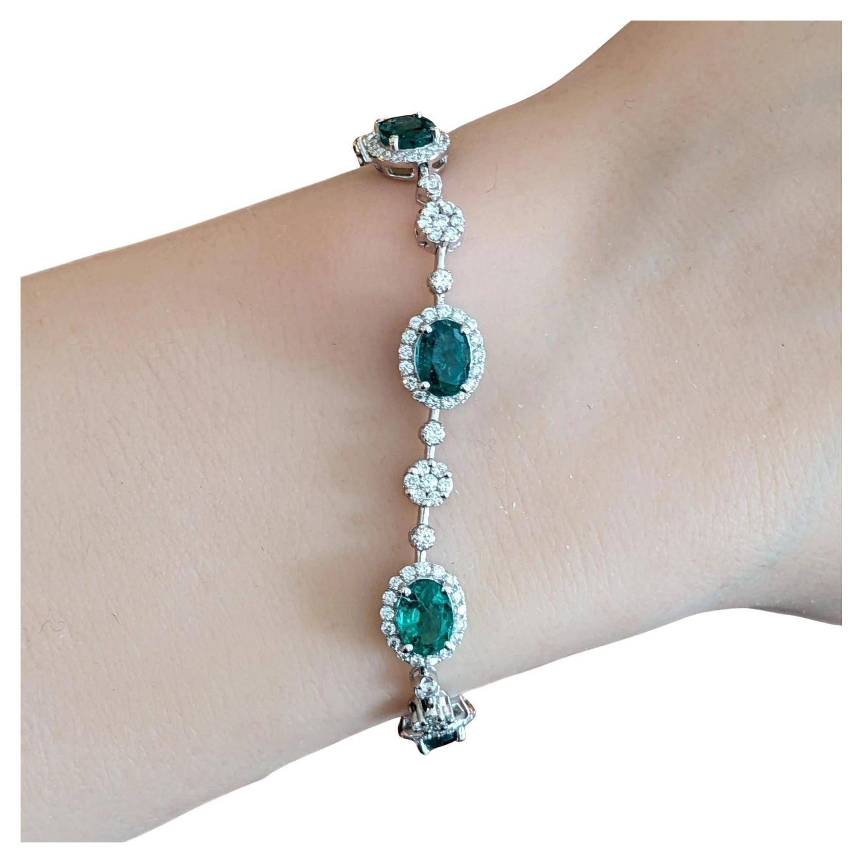 Natural Emerald 5.39 ct and Diamond Link Bracelet in 18k White Gold