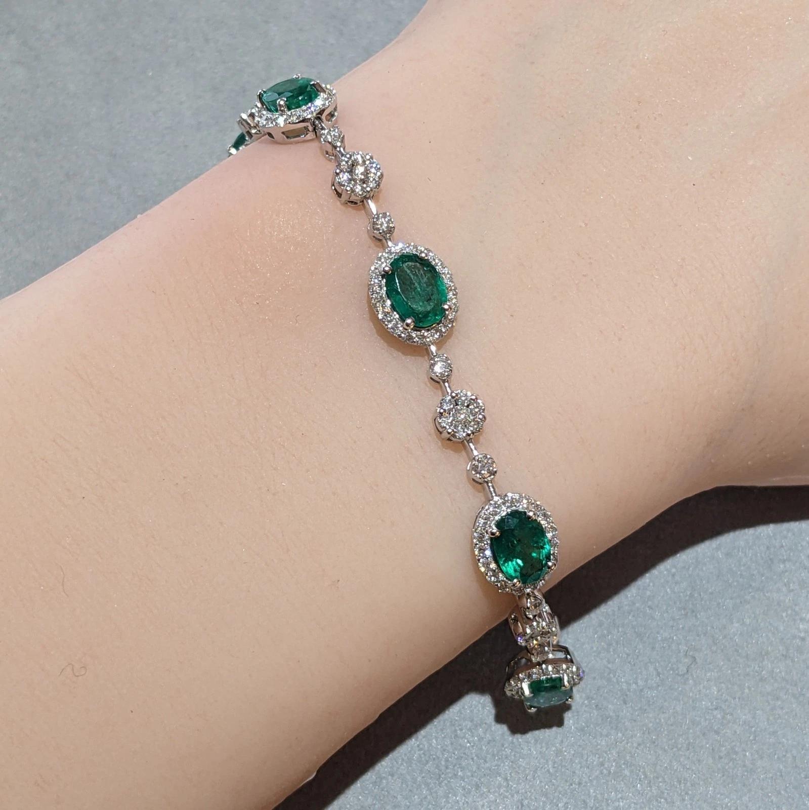 Natürlicher Smaragd und Diamant-Gliederarmband in 18k Weißgold 

Smaragd- und Diamantarmband mit 7 ovalen natürlichen Smaragden von insgesamt 5,45 Karat, umgeben von runden Brillanten und Diamantröschen in jedem Glied, gefasst in 18 Karat Weißgold.