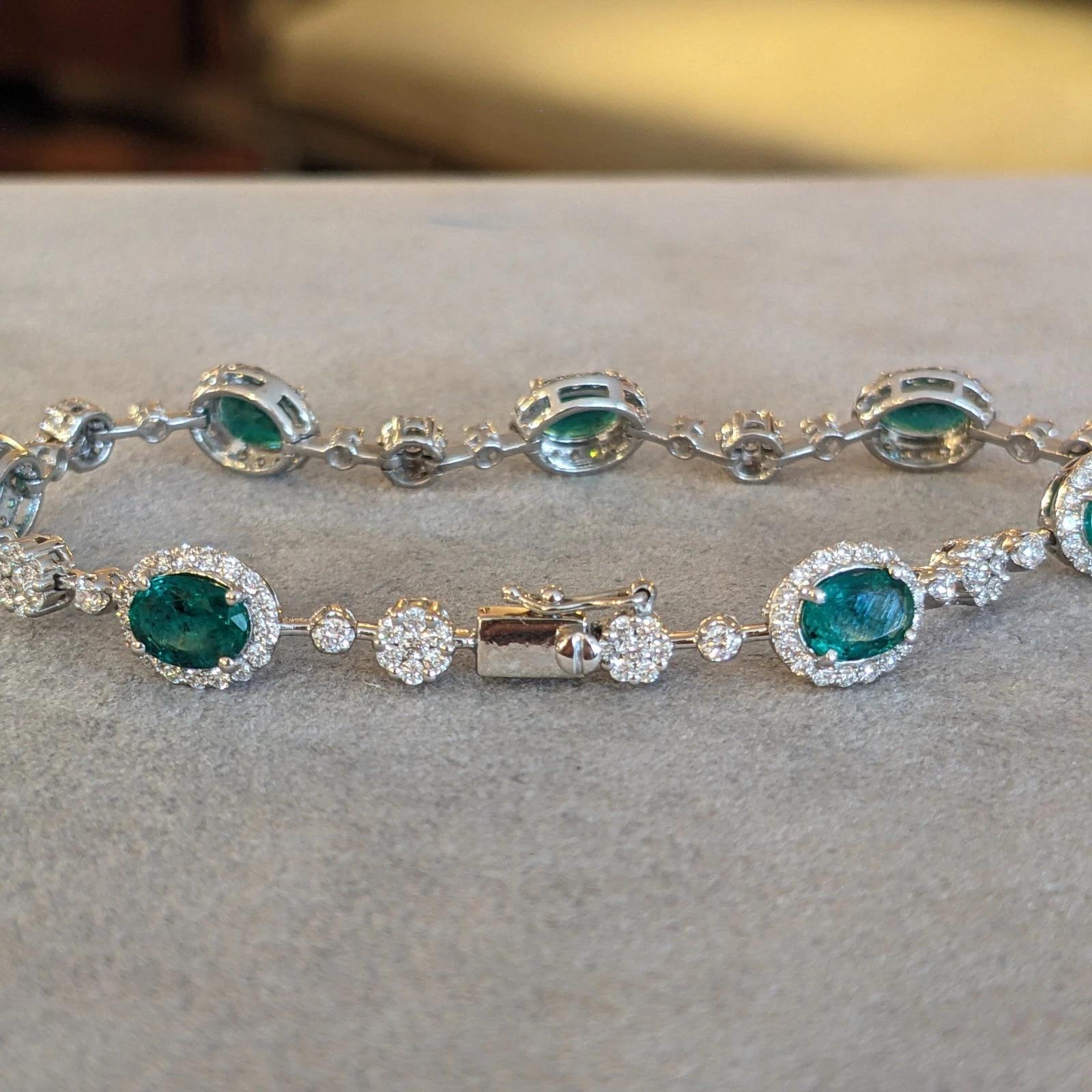 Natürlicher Smaragd 5,45 ct und Diamant A Link Armband in 18k Weißgold im Angebot 1
