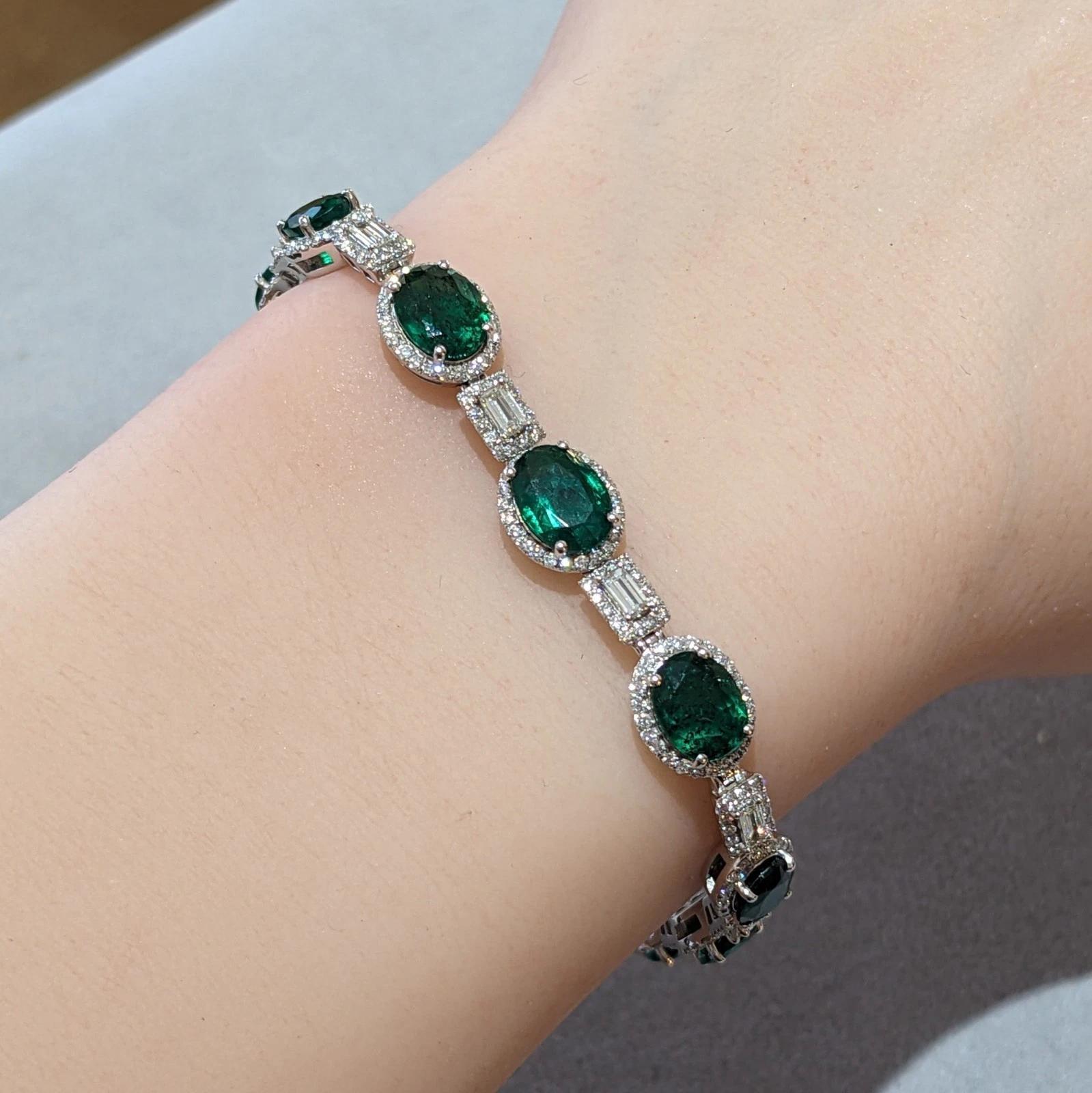 Pulsera de esmeraldas naturales y diamantes en oro blanco de 18 quilates 

La Pulsera de Esmeraldas y Diamantes presenta 12 Esmeraldas Naturales Ovaladas de tamaño graduado y rodeadas de Diamantes Brillantes Redondos y Diamantes Baguette en cada