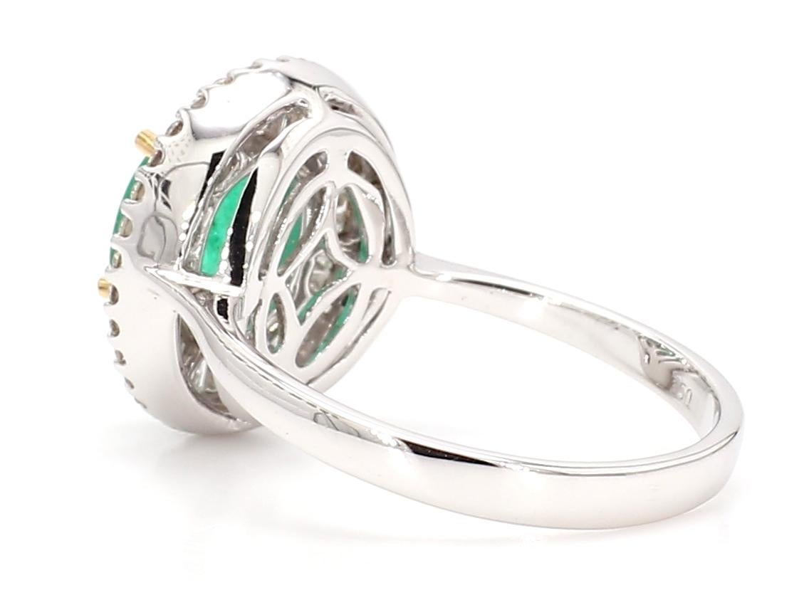 Natural Emerald and Diamond 18K Gold Ring In Good Condition For Sale In New York, NY