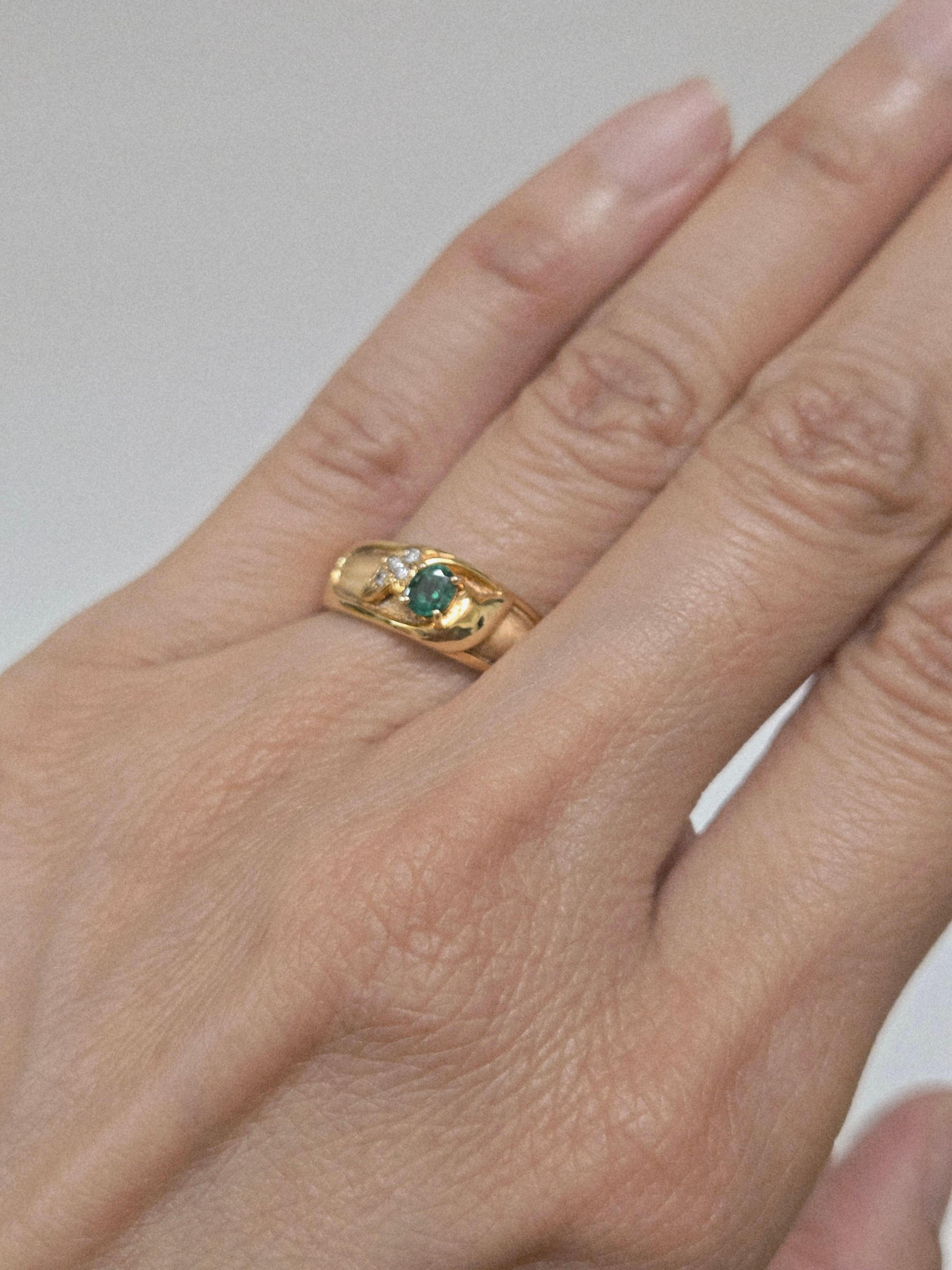 Bague en or jaune 18 carats ornée d'une émeraude naturelle et de diamants en vente 5