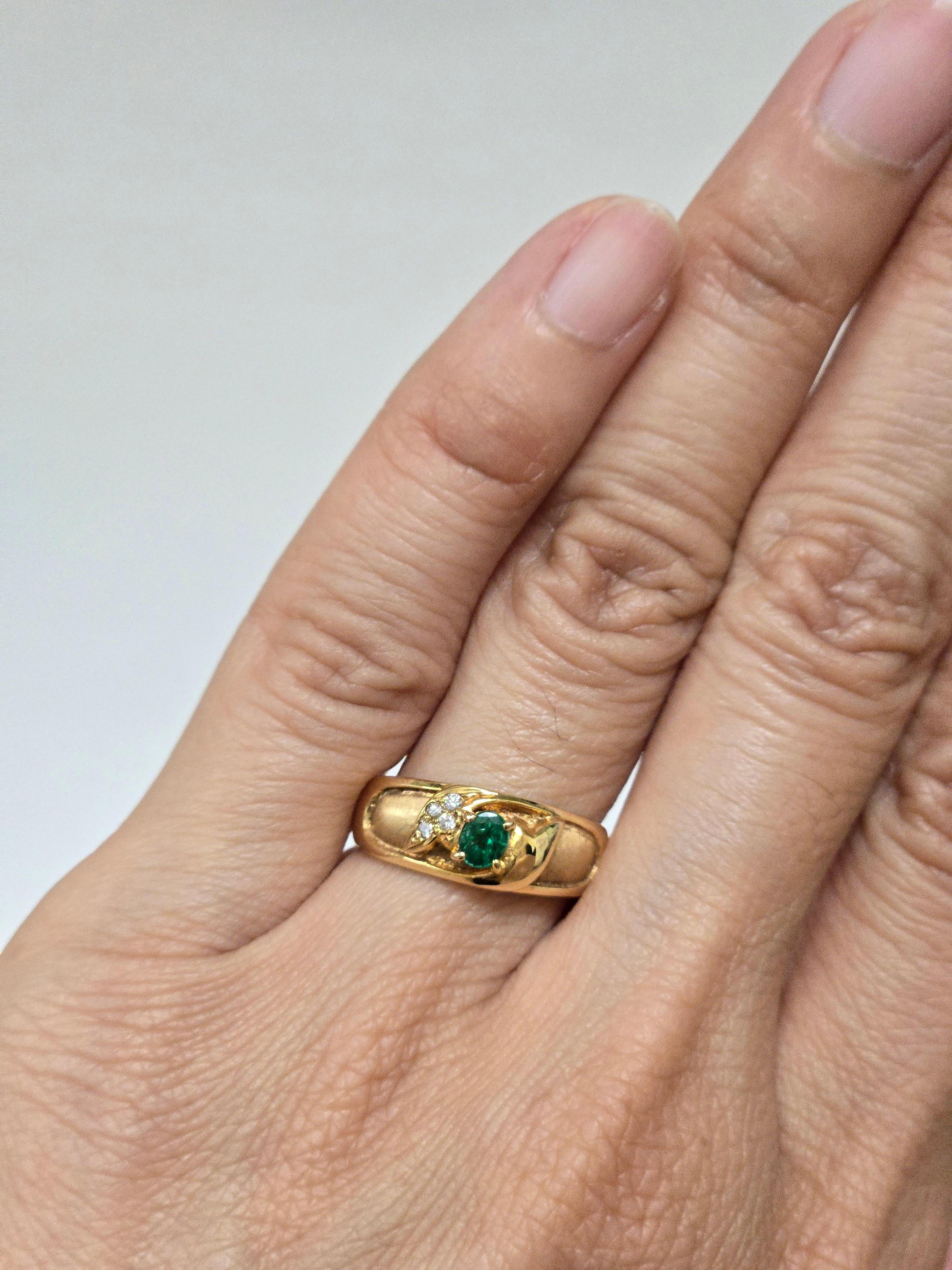 Bague en or jaune 18 carats ornée d'une émeraude naturelle et de diamants en vente 6