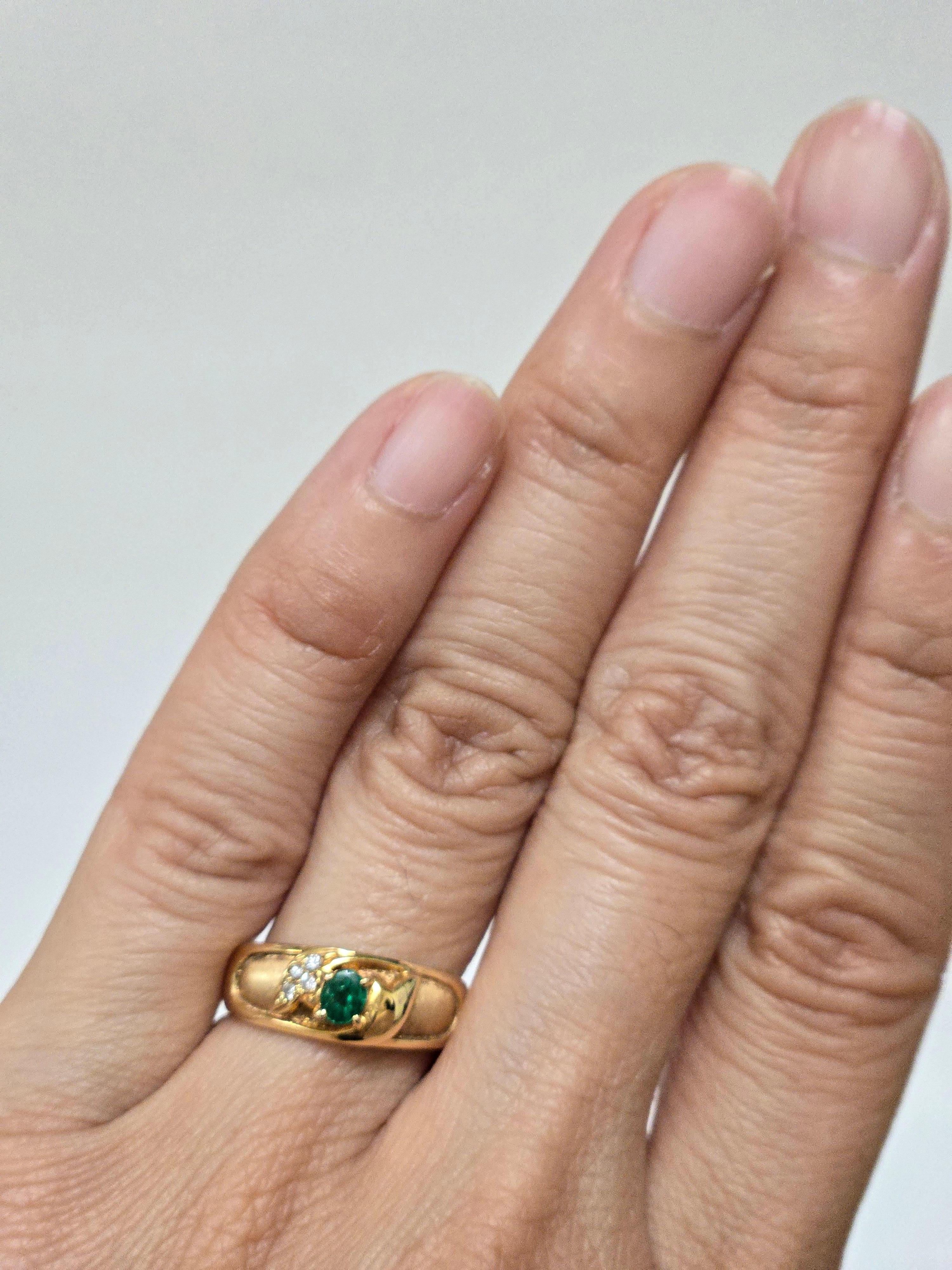 Bague en or jaune 18 carats ornée d'une émeraude naturelle et de diamants en vente 7