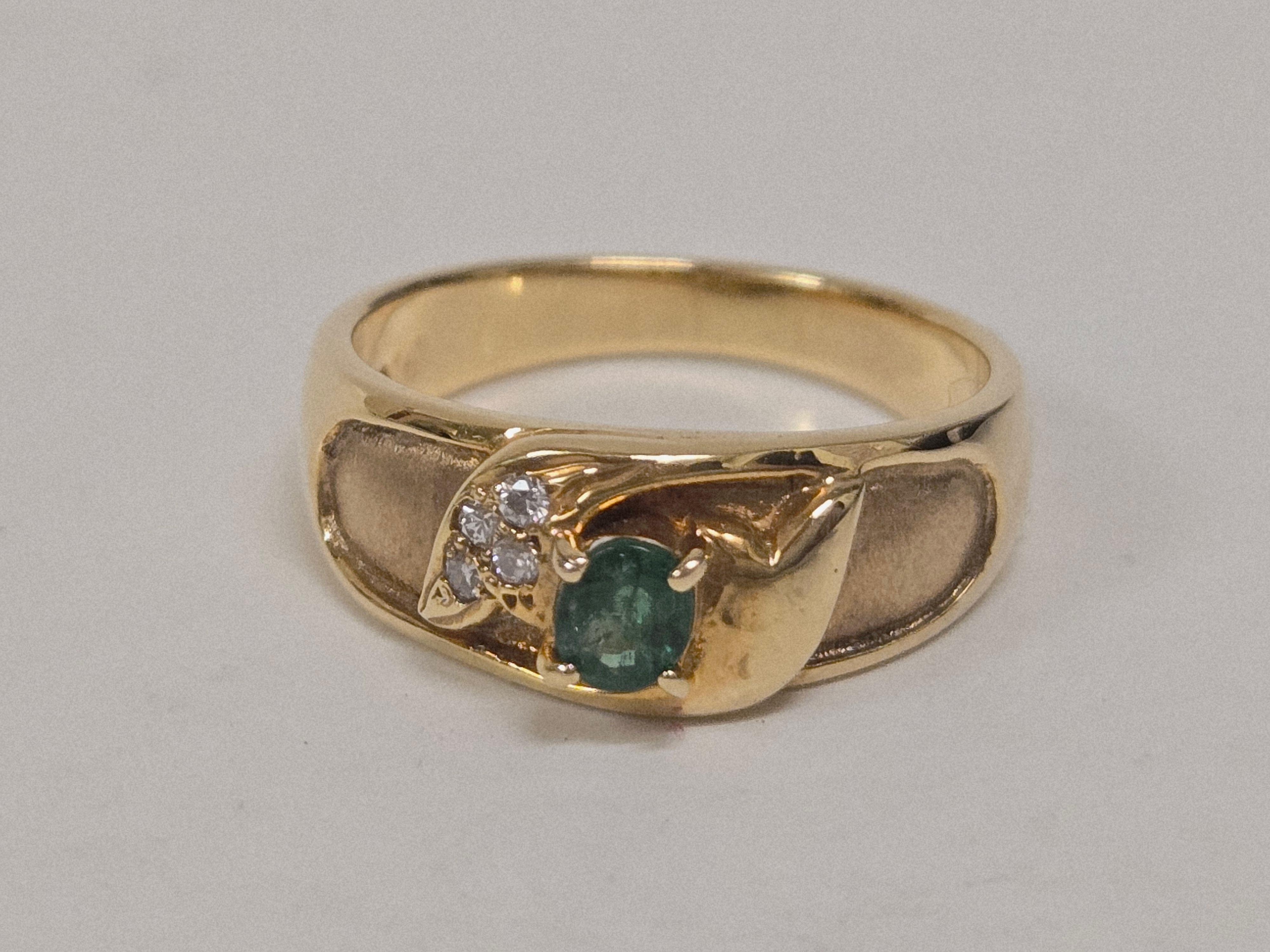 Bague en or jaune 18 carats ornée d'une émeraude naturelle et de diamants Bon état - En vente à Pasadena, CA