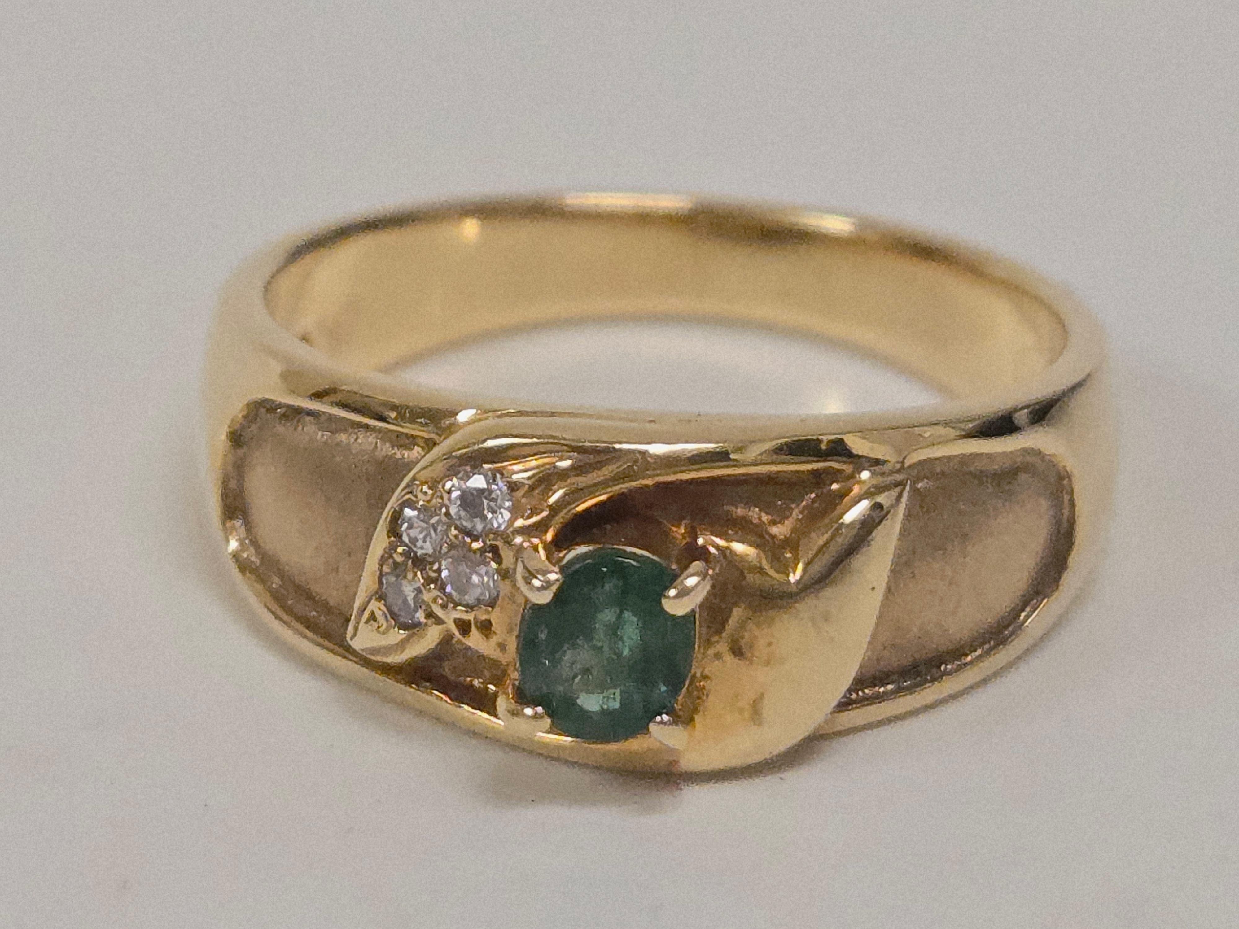 Bague en or jaune 18 carats ornée d'une émeraude naturelle et de diamants Unisexe en vente