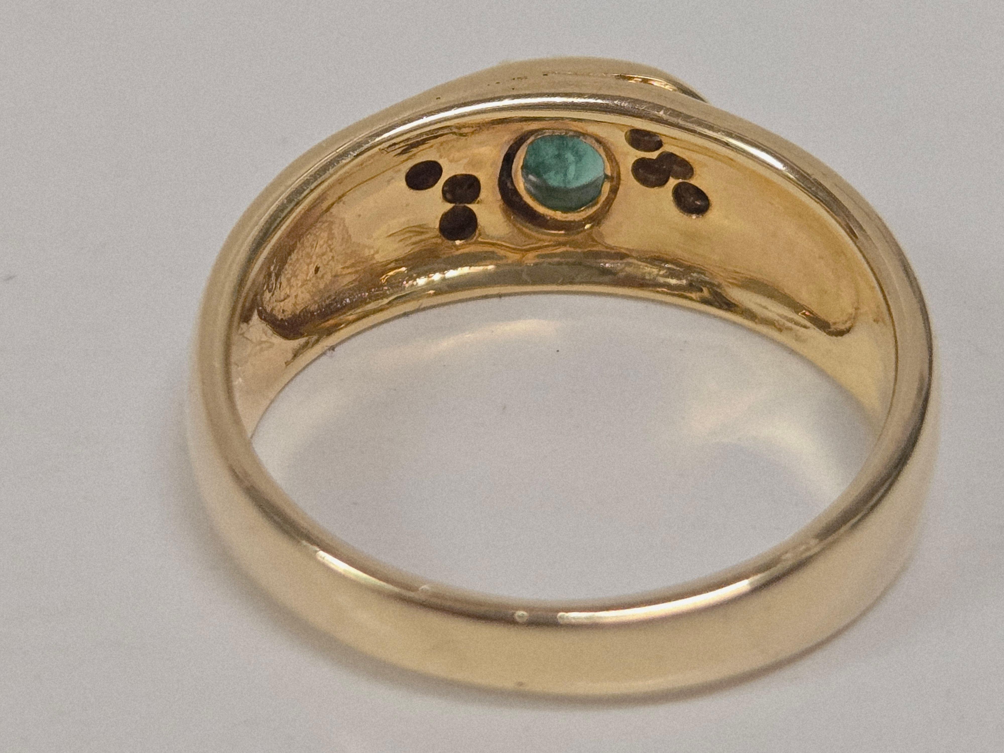 Bague en or jaune 18 carats ornée d'une émeraude naturelle et de diamants en vente 2