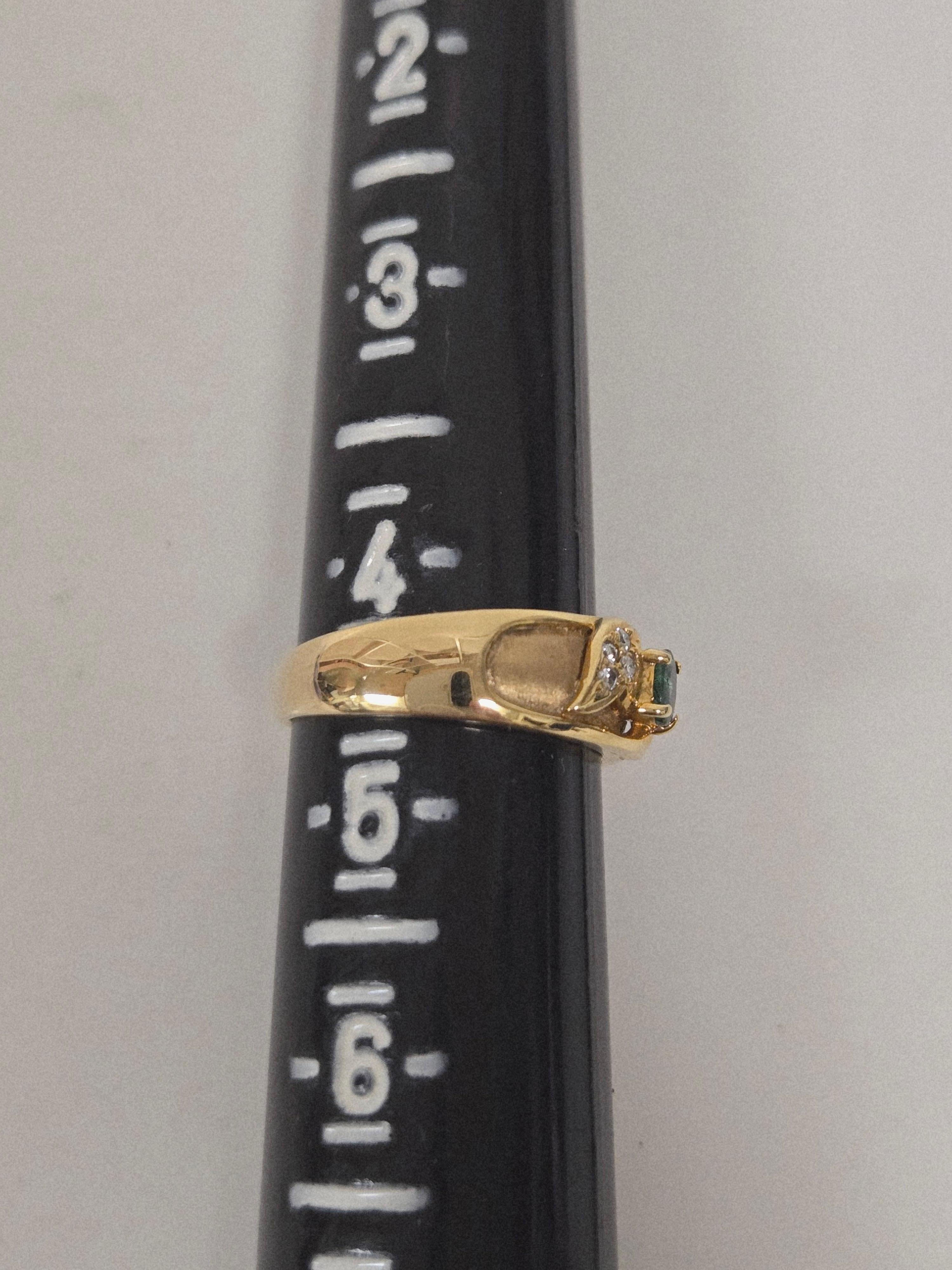 Bague en or jaune 18 carats ornée d'une émeraude naturelle et de diamants en vente 3