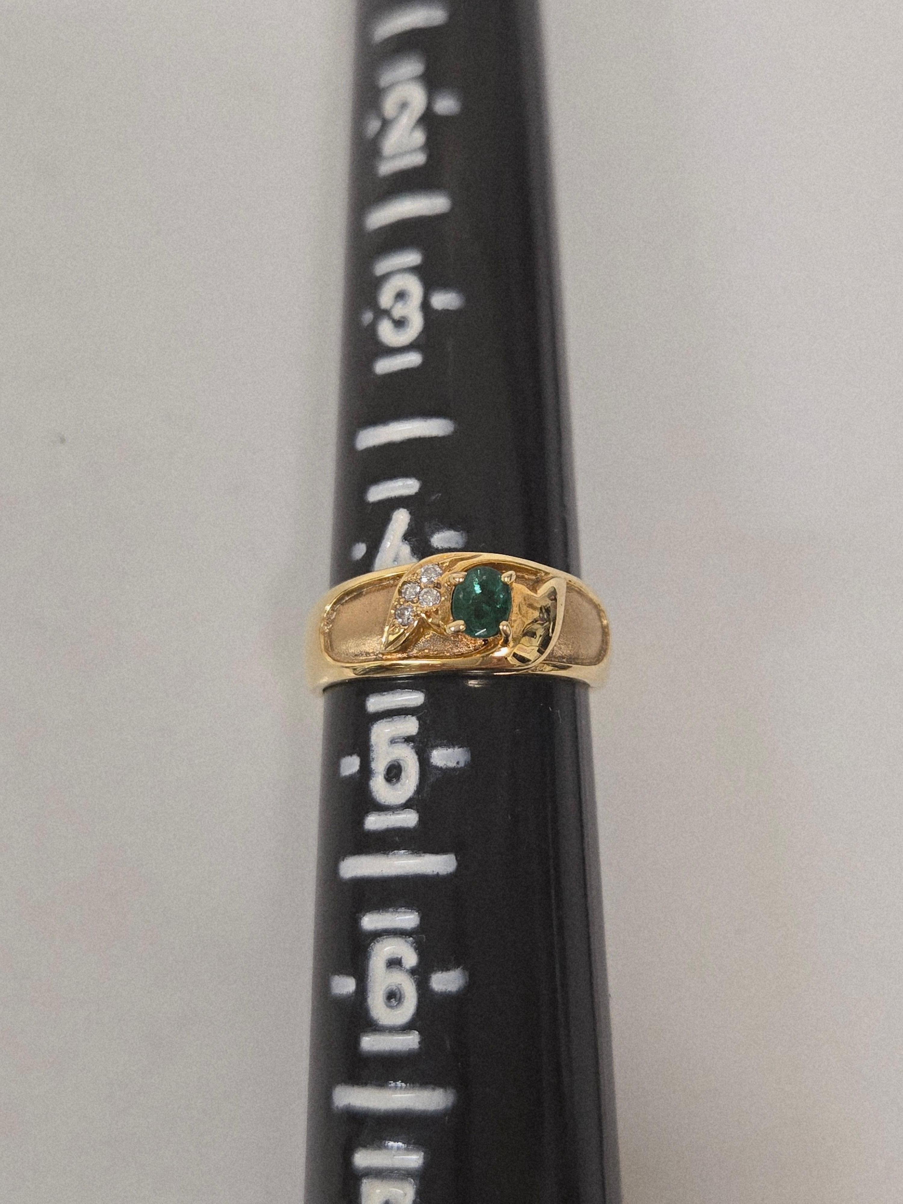 Bague en or jaune 18 carats ornée d'une émeraude naturelle et de diamants en vente 4