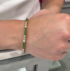 Alternierendes Tennisarmband aus 18 Karat Gelbgold mit natürlichem Smaragd und Diamant