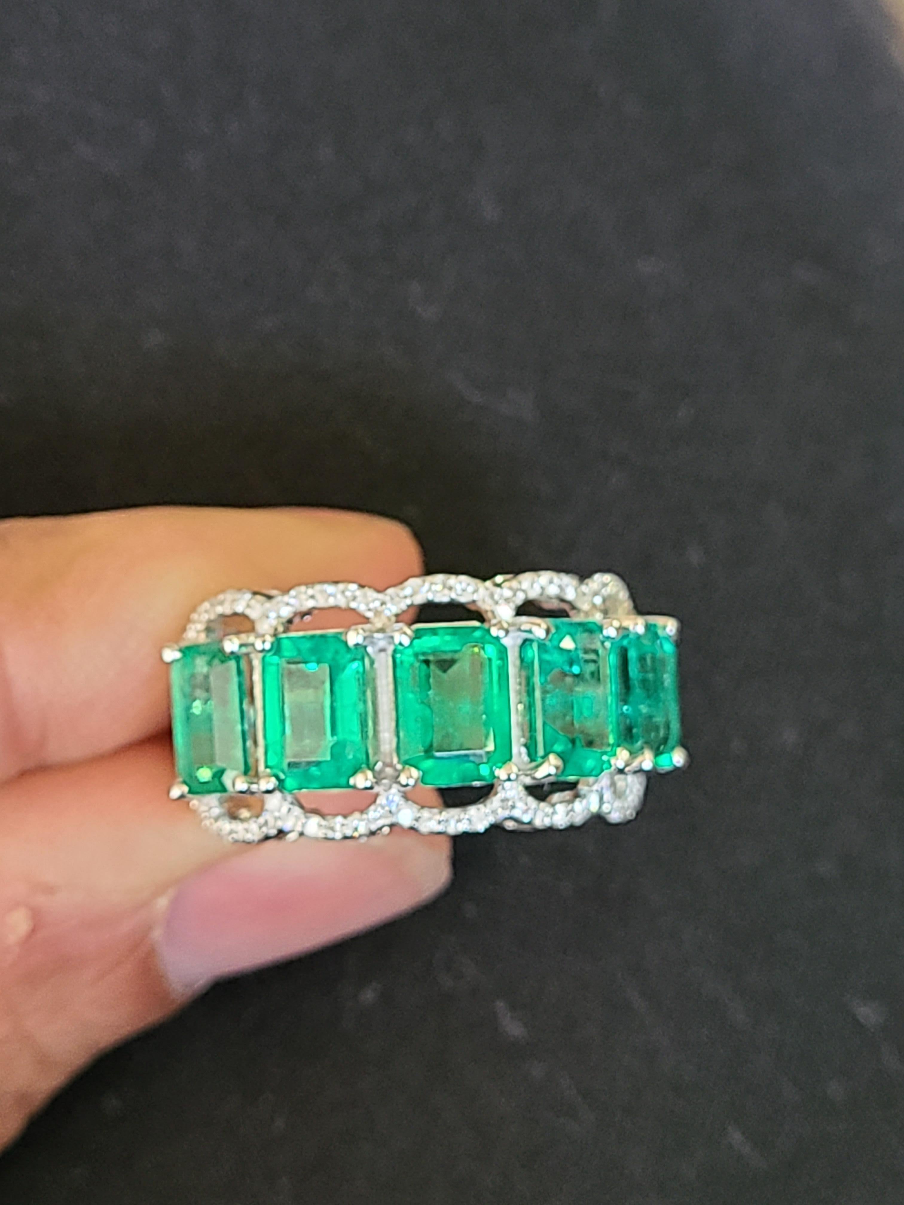 Natural Emerald and Diamond Band Ring Set in 18 Karat Gold In New Condition In Hong Kong, HK